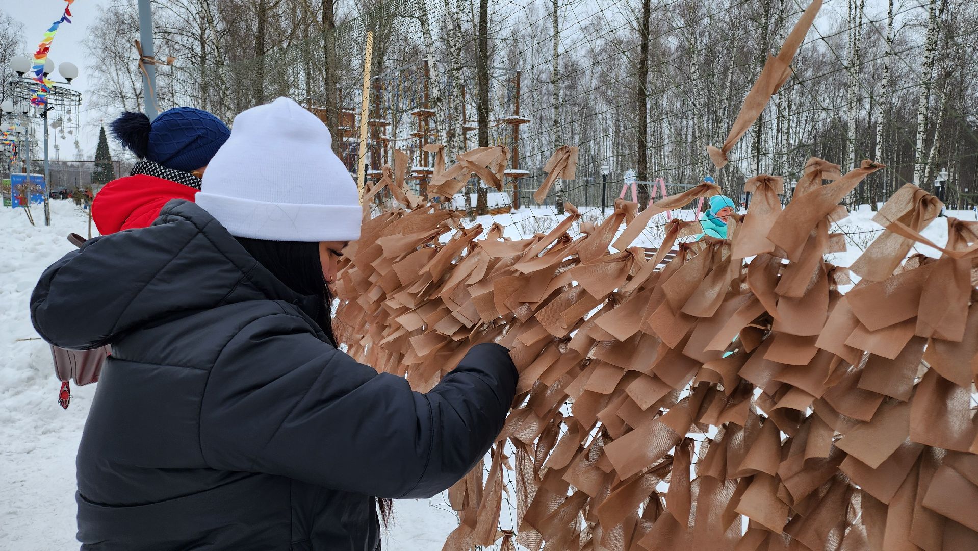 кашира, городской парк, день защитника отечества, мастер класс, маскировочные сети, волонтеры, ожерелье,