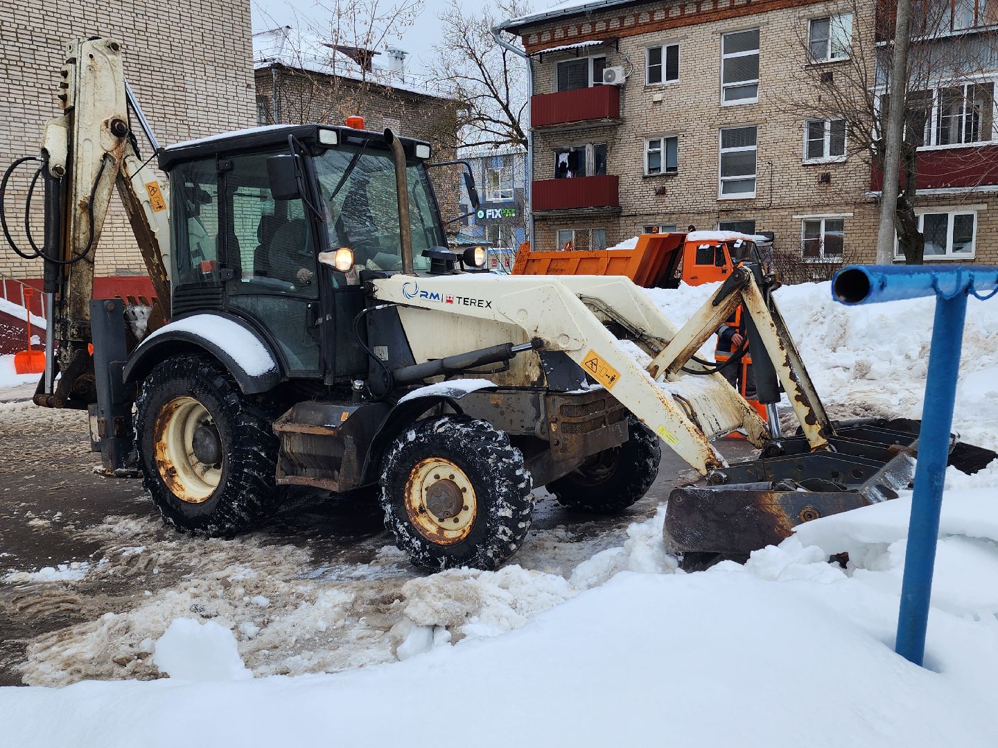 убирают снег, парковки,