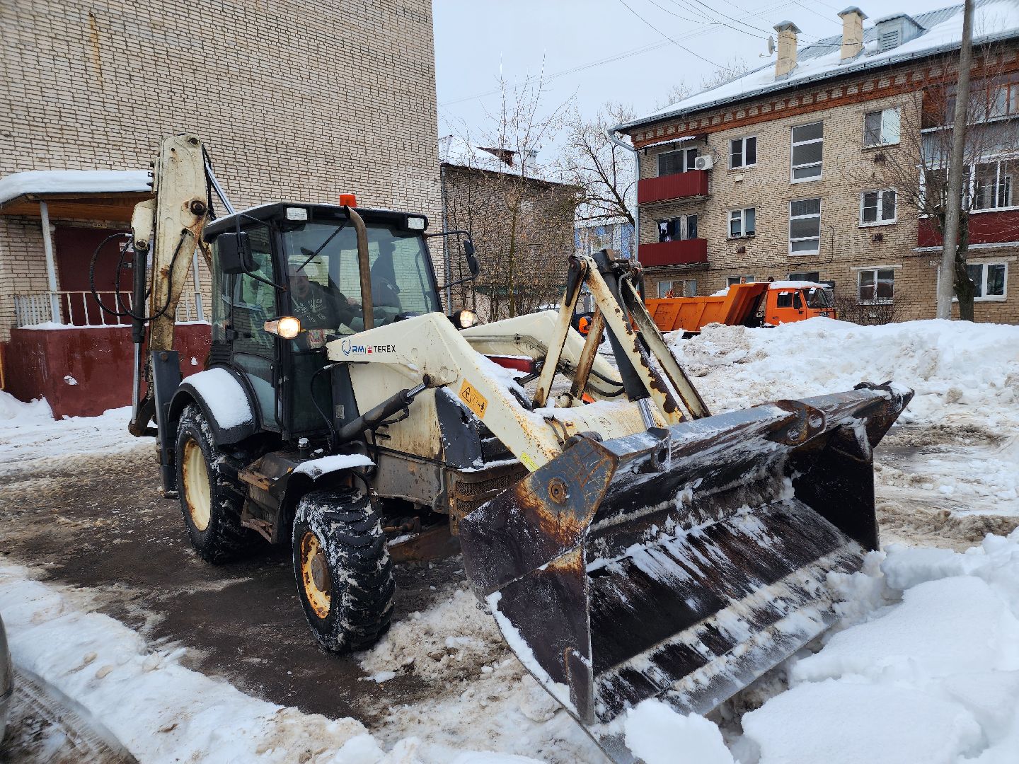 убирают снег, парковки,
