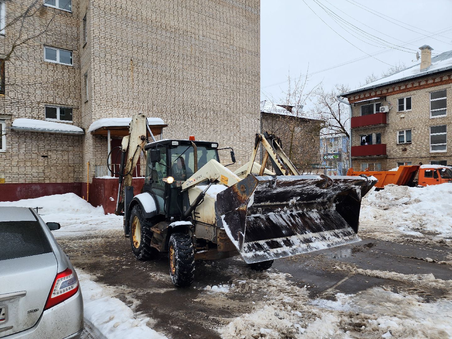 убирают снег, парковки,