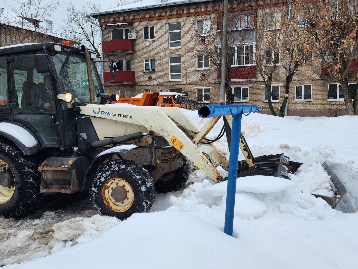 убирают снег, парковки,