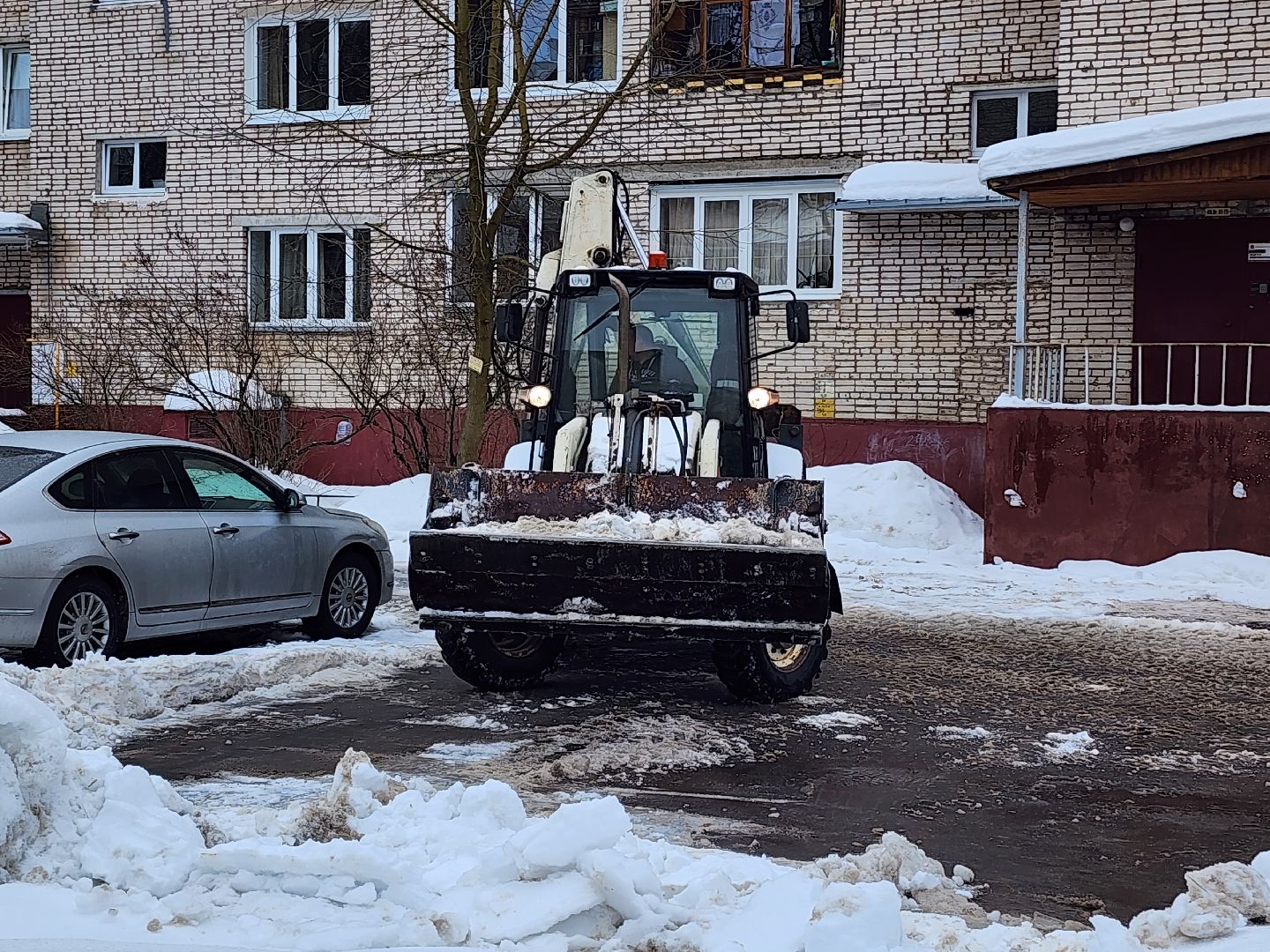 убирают снег, парковки,