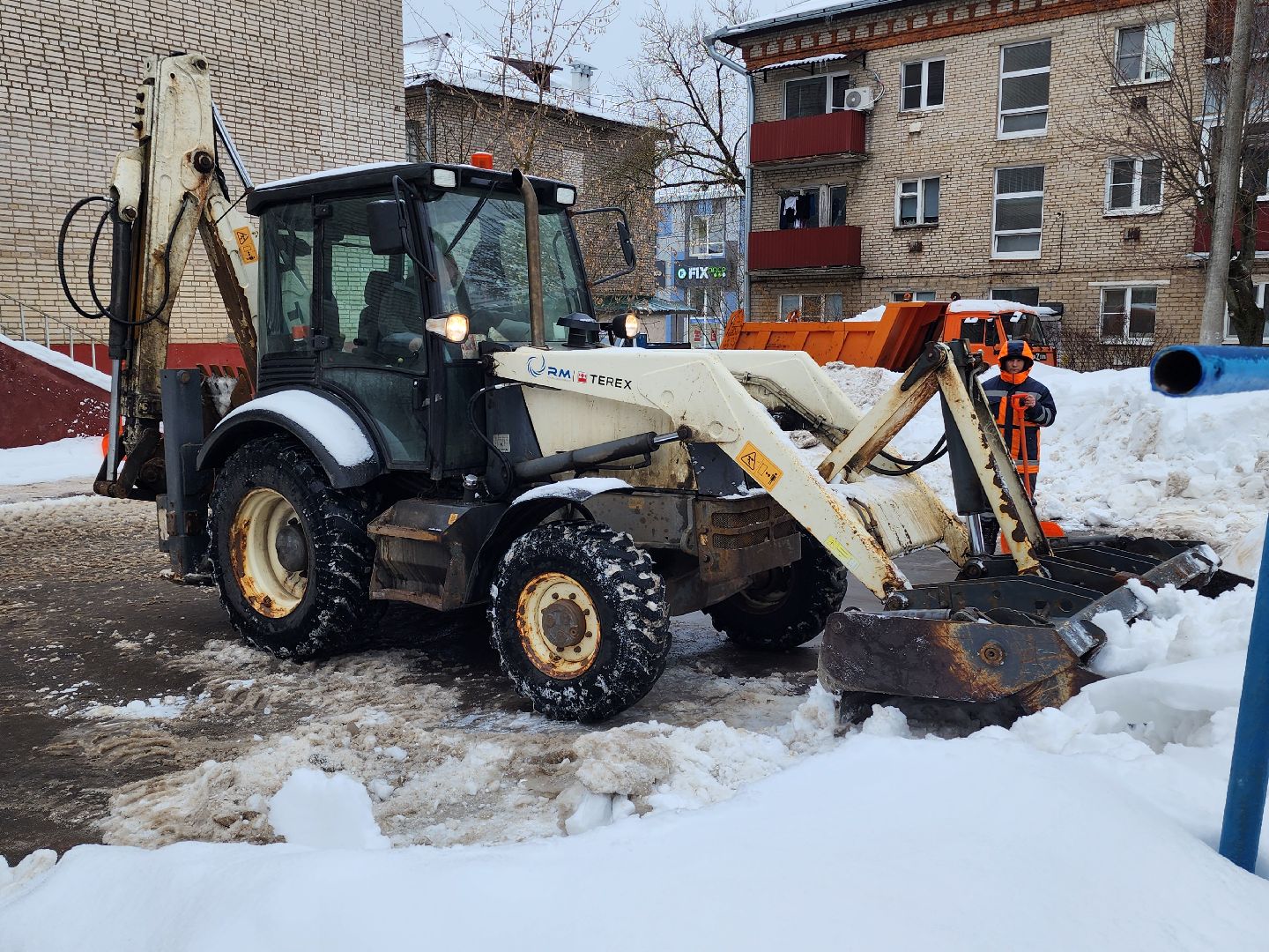 убирают снег, парковки,