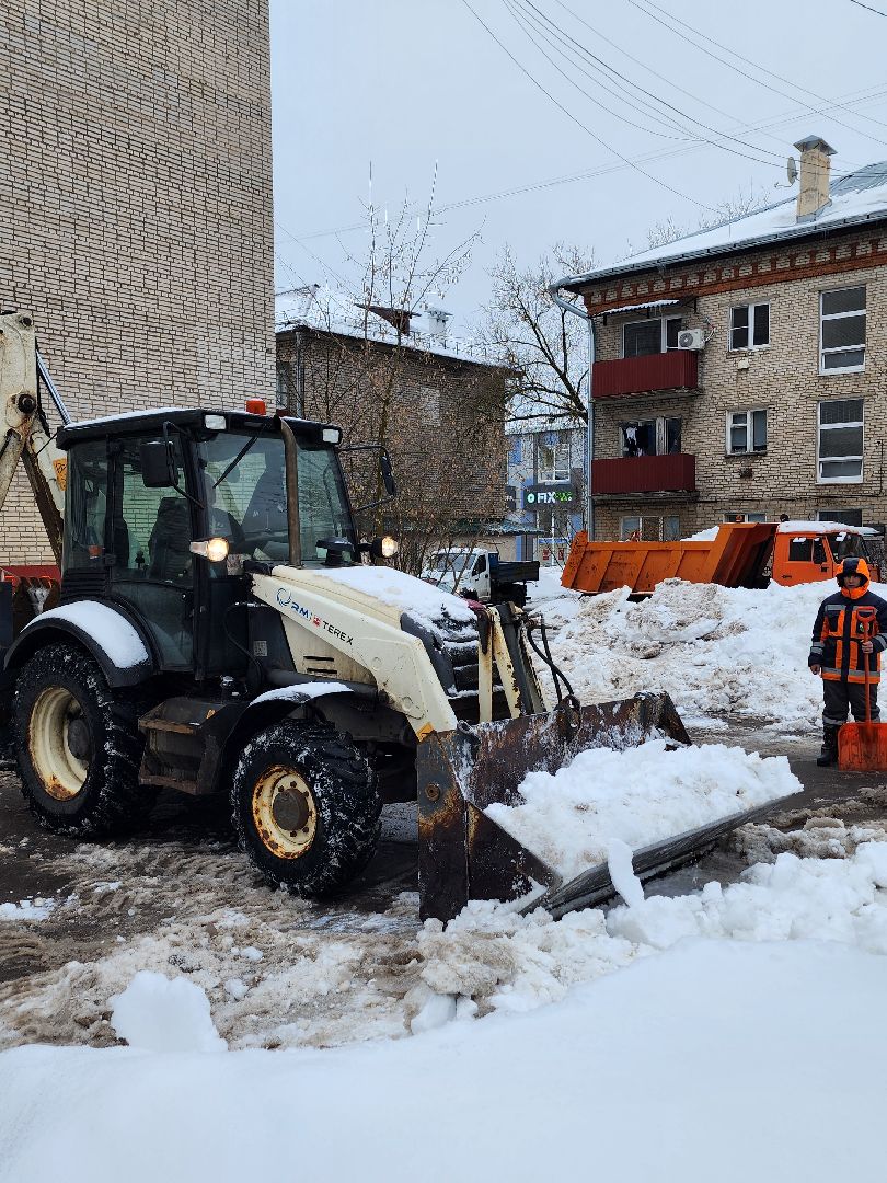 убирают снег, парковки,