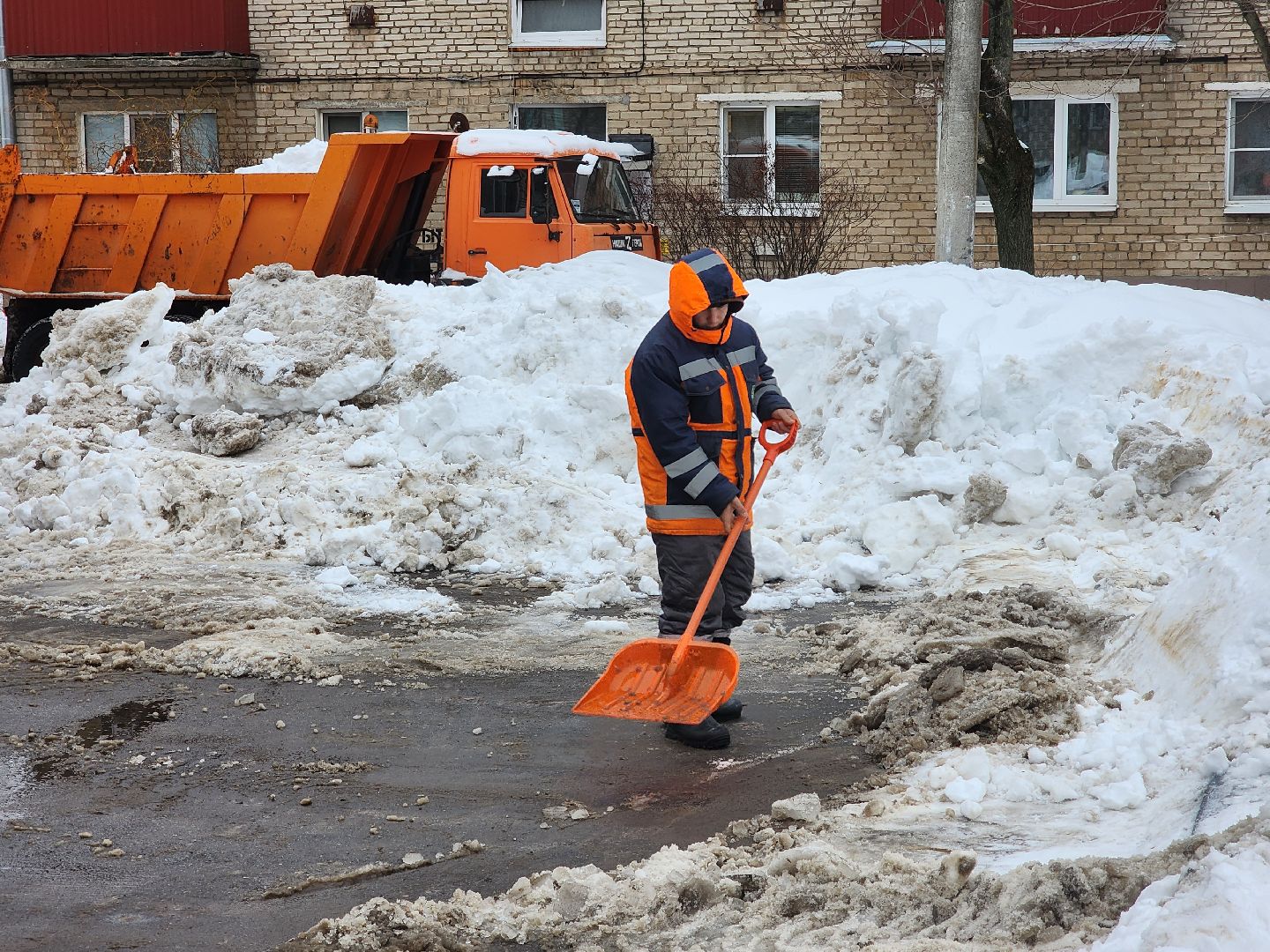 убирают снег, парковки,