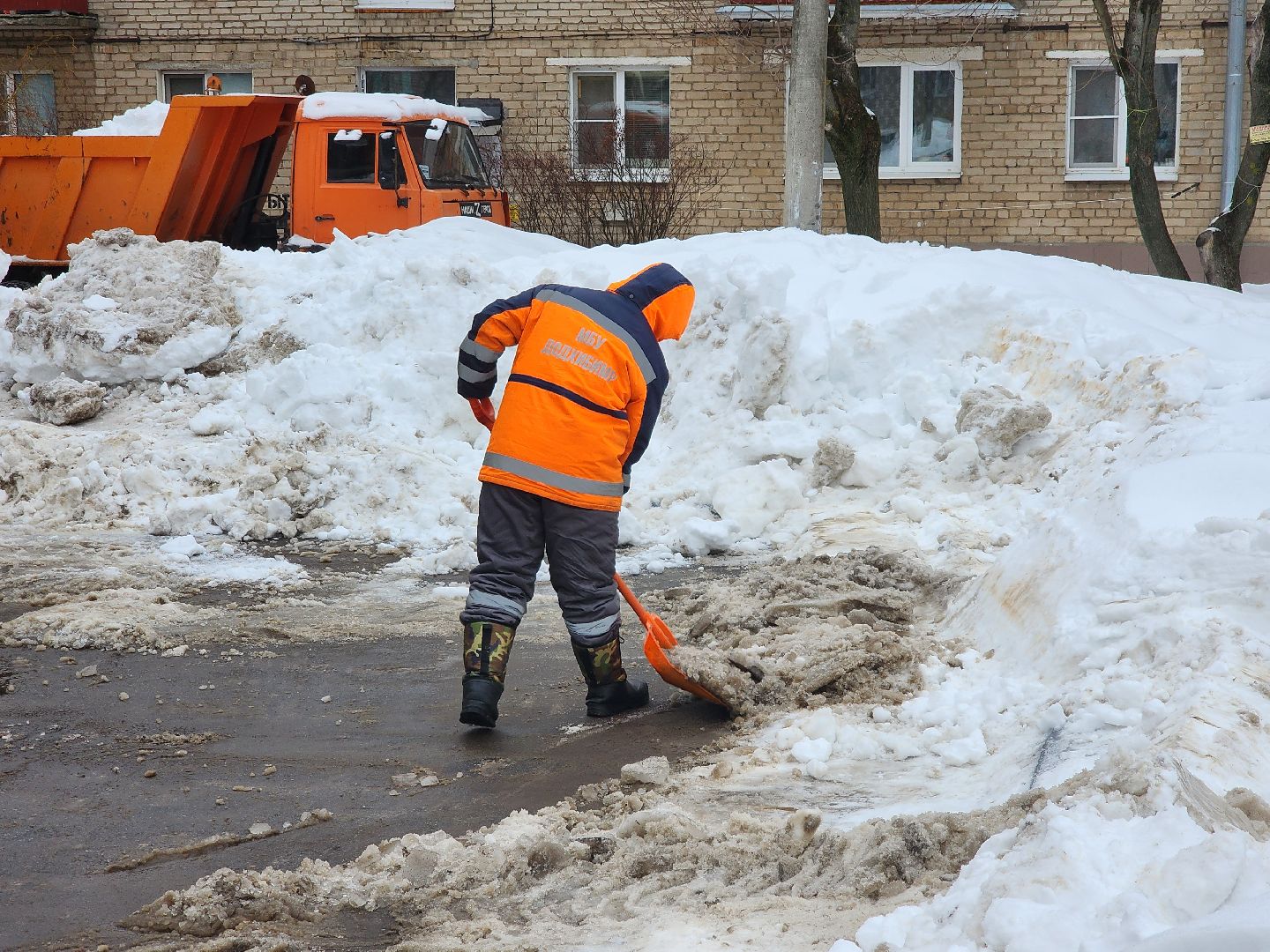 убирают снег, парковки,