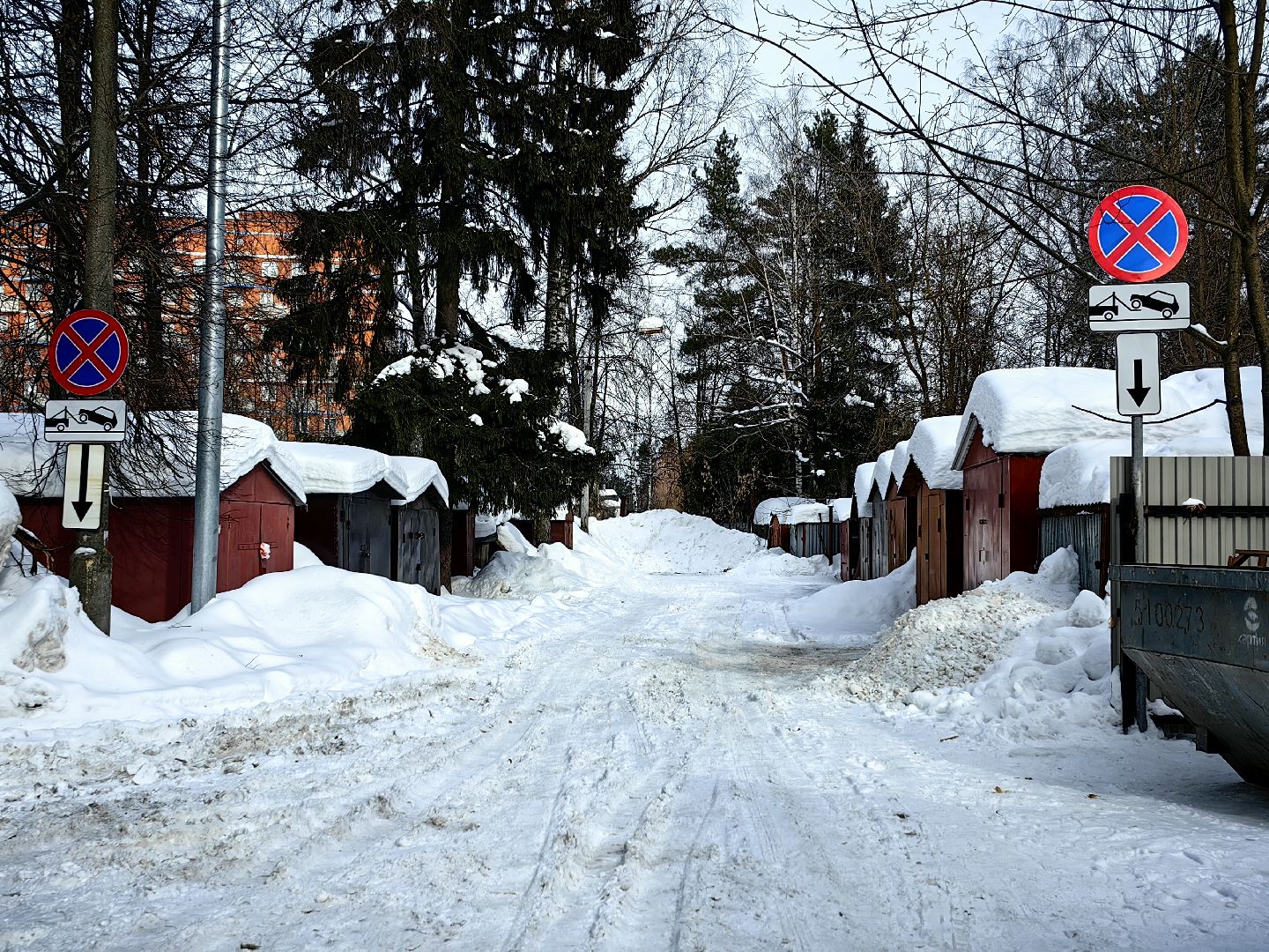 контейнерная площадка, мусоровоз, дорожные знаки, Остановка запрещена,