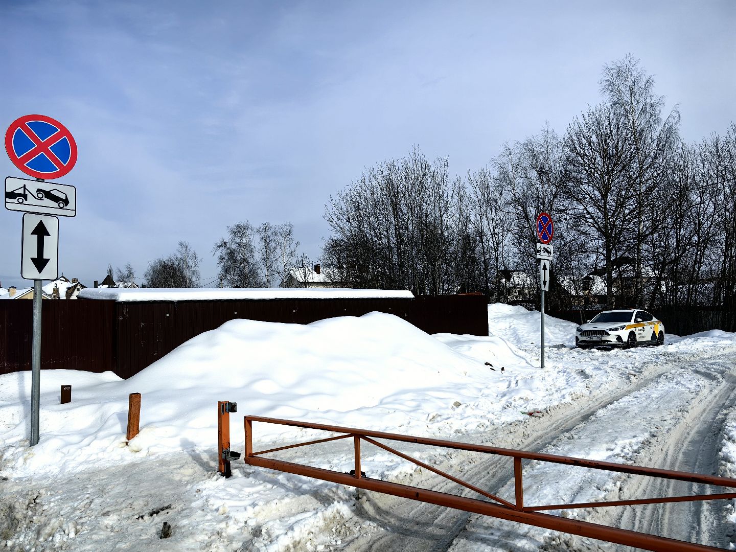 контейнерная площадка, мусоровоз, дорожные знаки, Остановка запрещена,