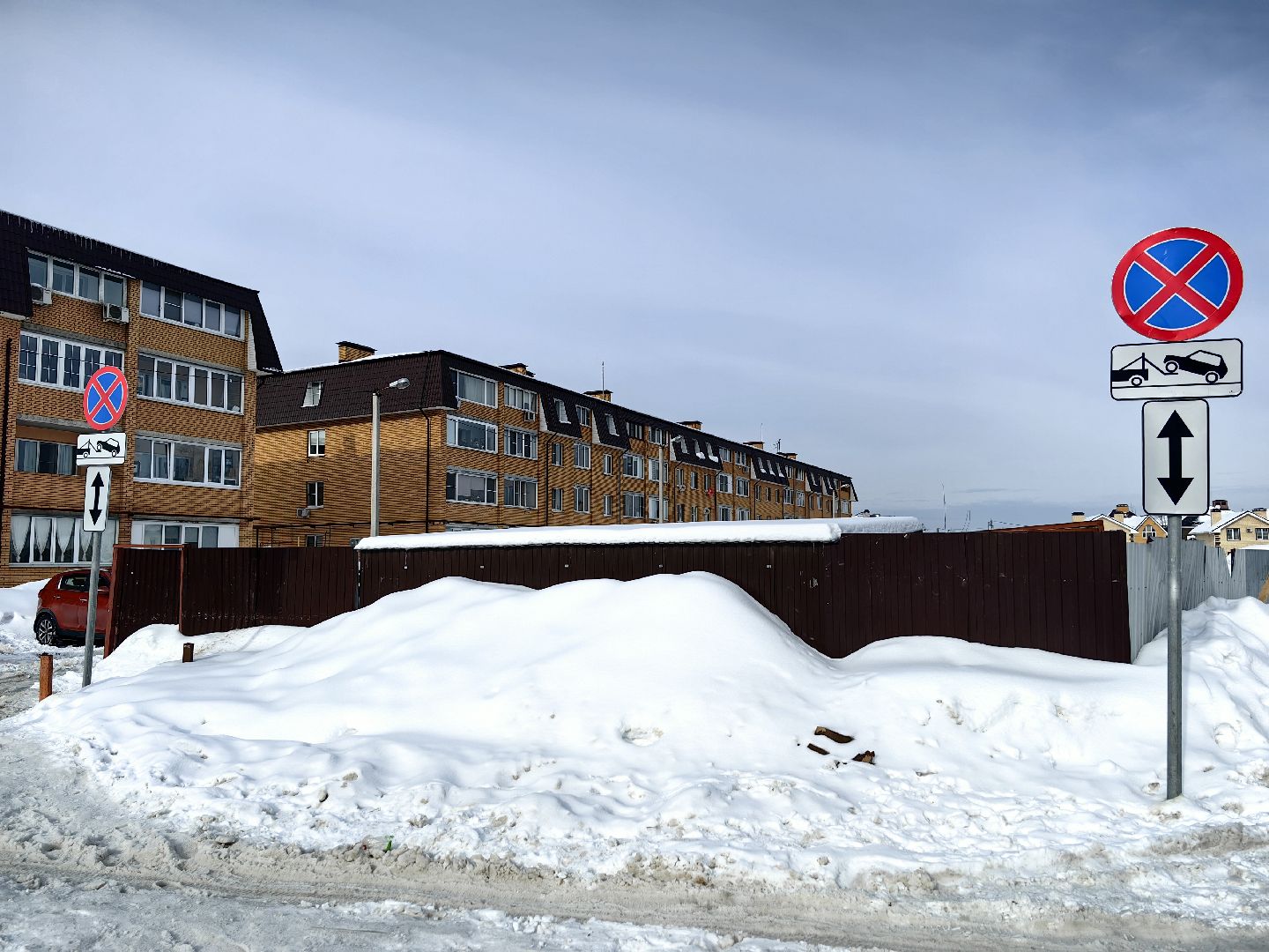 контейнерная площадка, мусоровоз, дорожные знаки, Остановка запрещена,