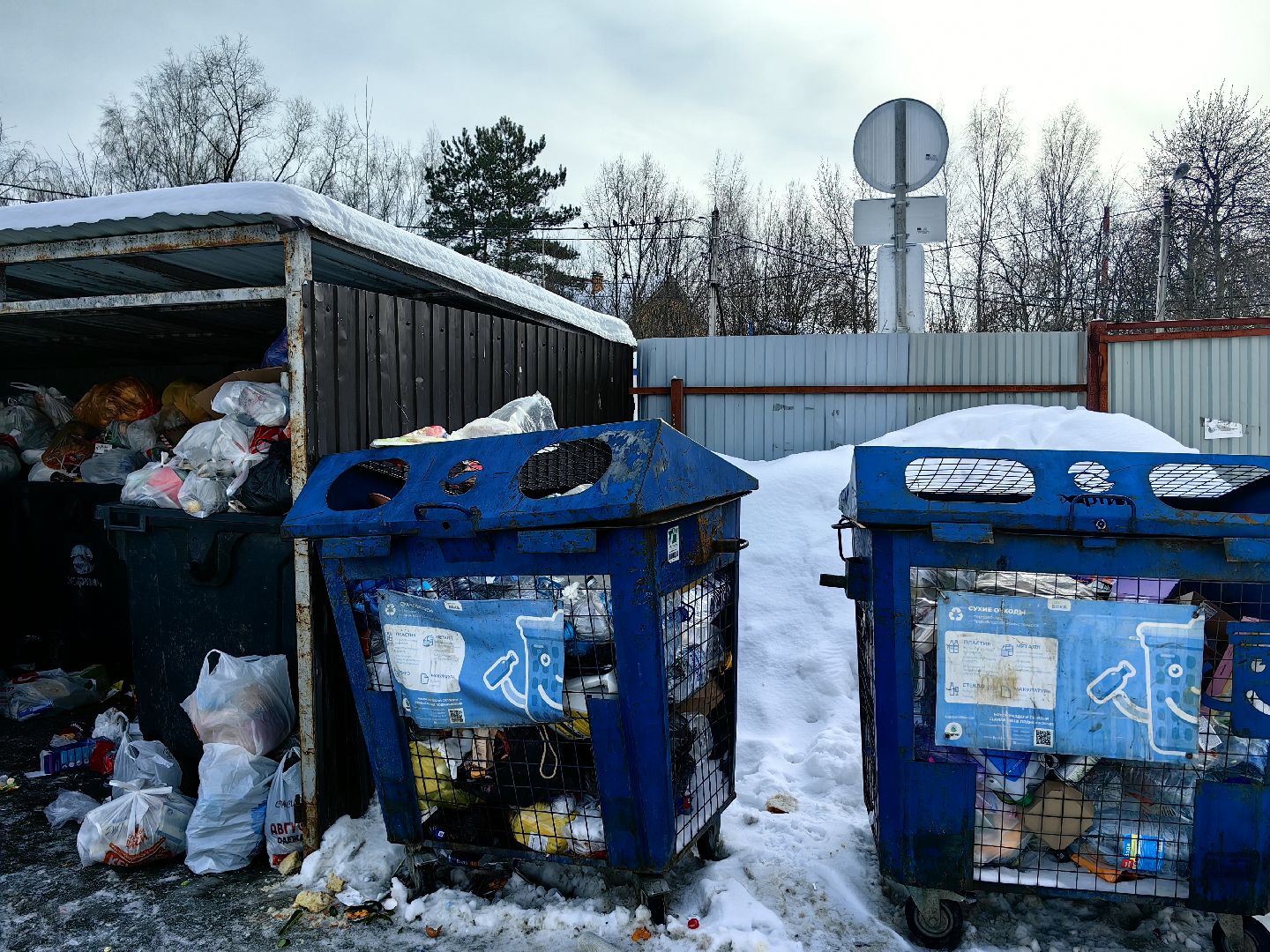 контейнерная площадка, мусоровоз, дорожные знаки, Остановка запрещена,