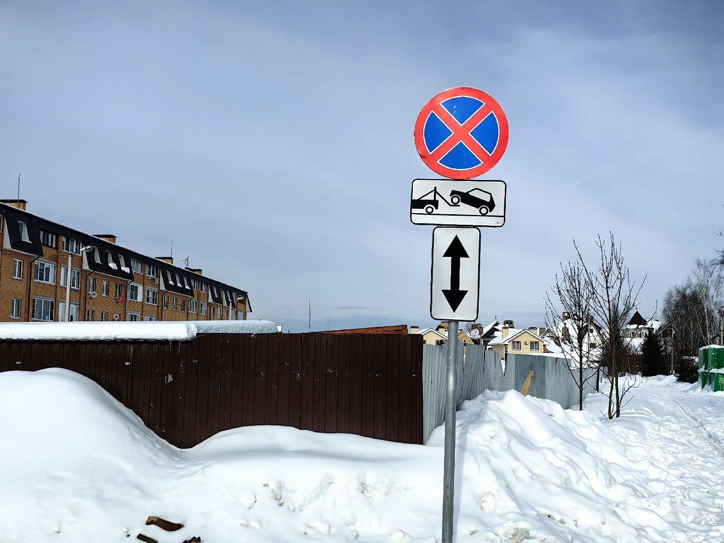 контейнерная площадка, мусоровоз, дорожные знаки, Остановка запрещена,