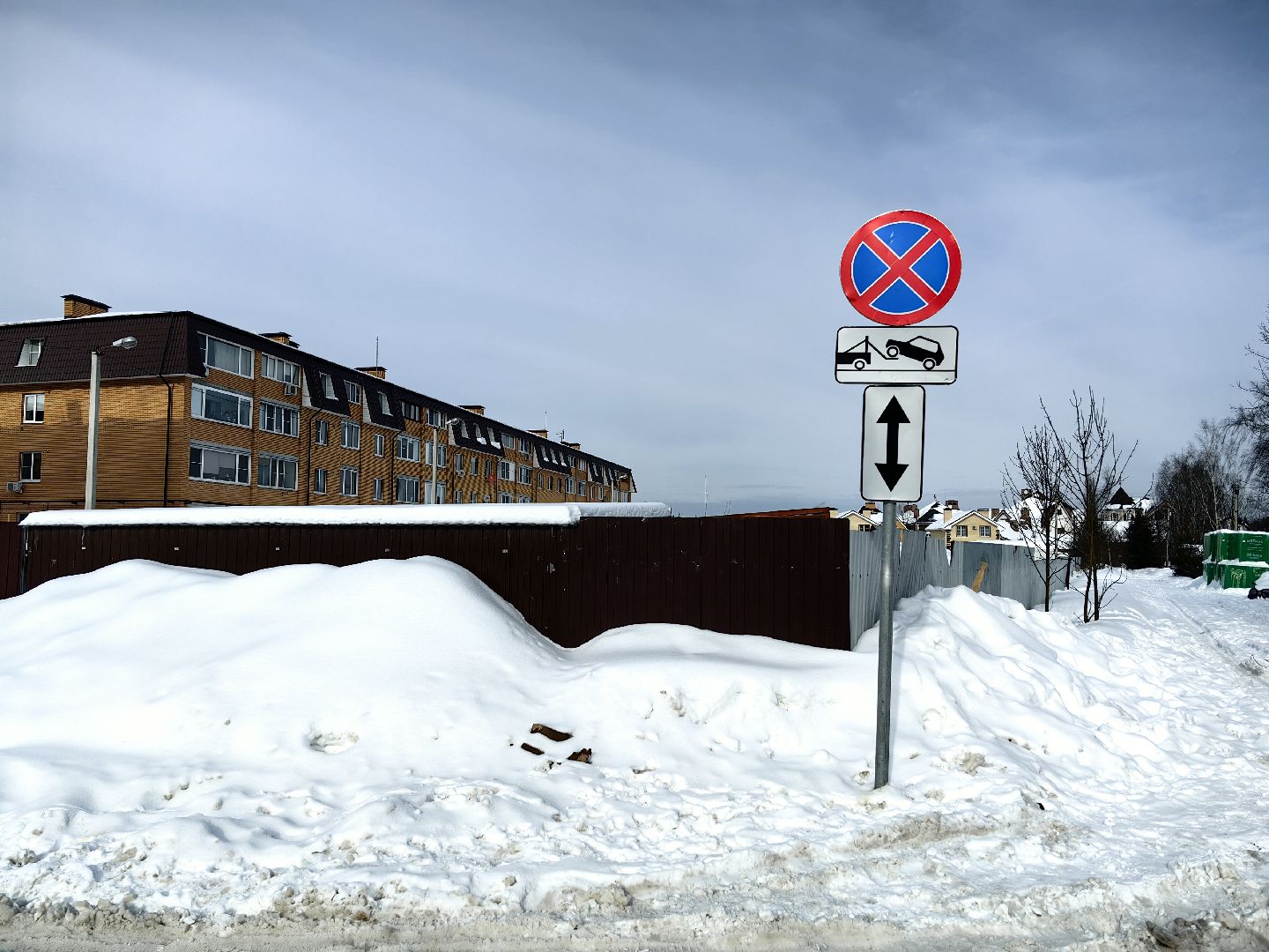 контейнерная площадка, мусоровоз, дорожные знаки, Остановка запрещена,