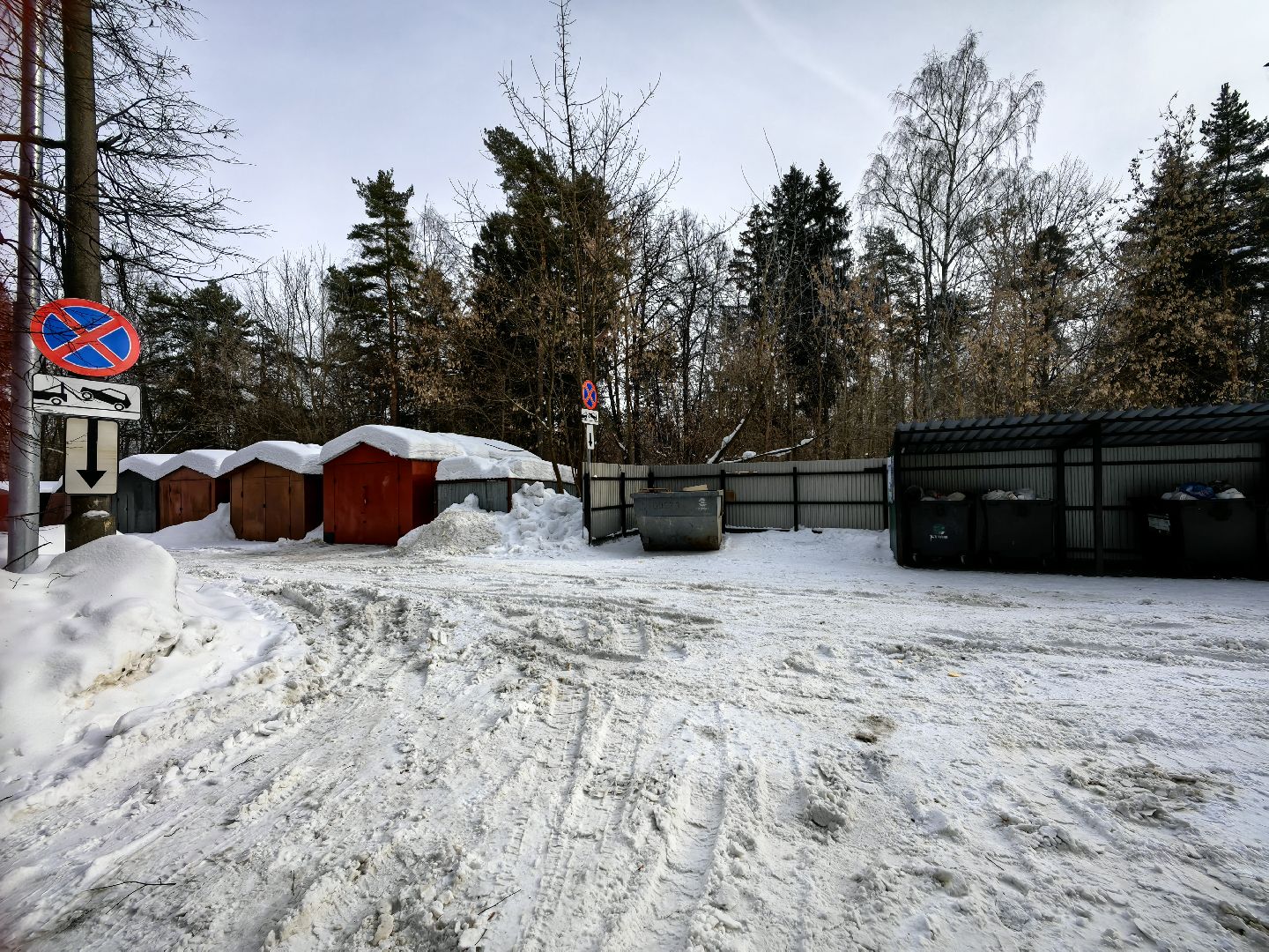 контейнерная площадка, мусоровоз, дорожные знаки, Остановка запрещена,