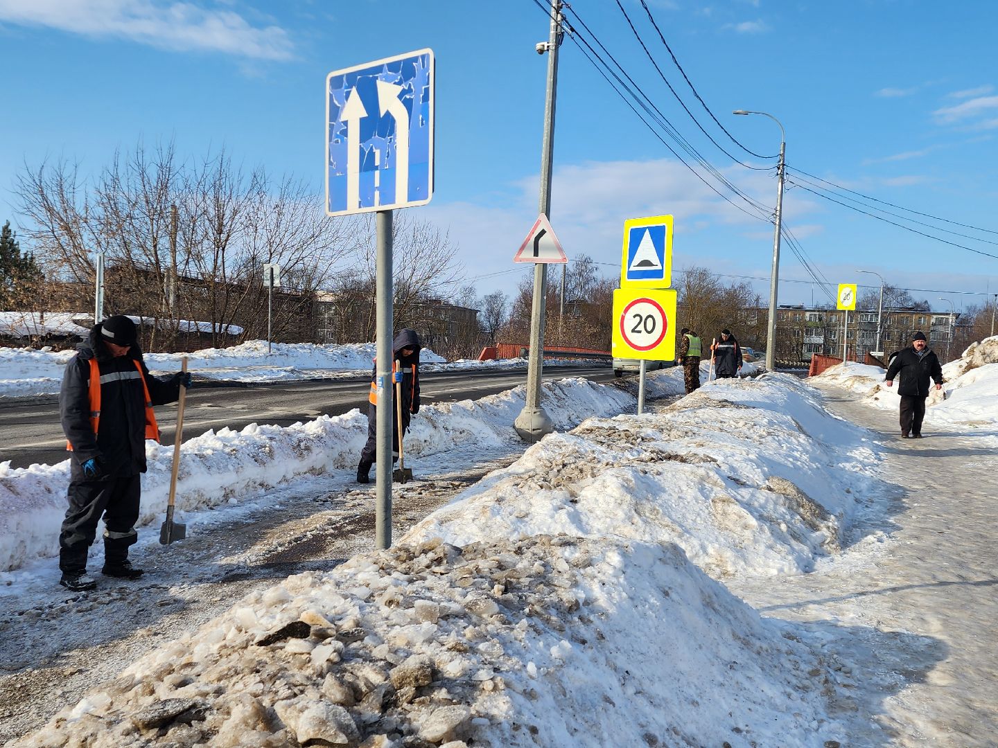 серпухов, подмосковье, улица звздная, устраняют гололед, коммунальная служба,