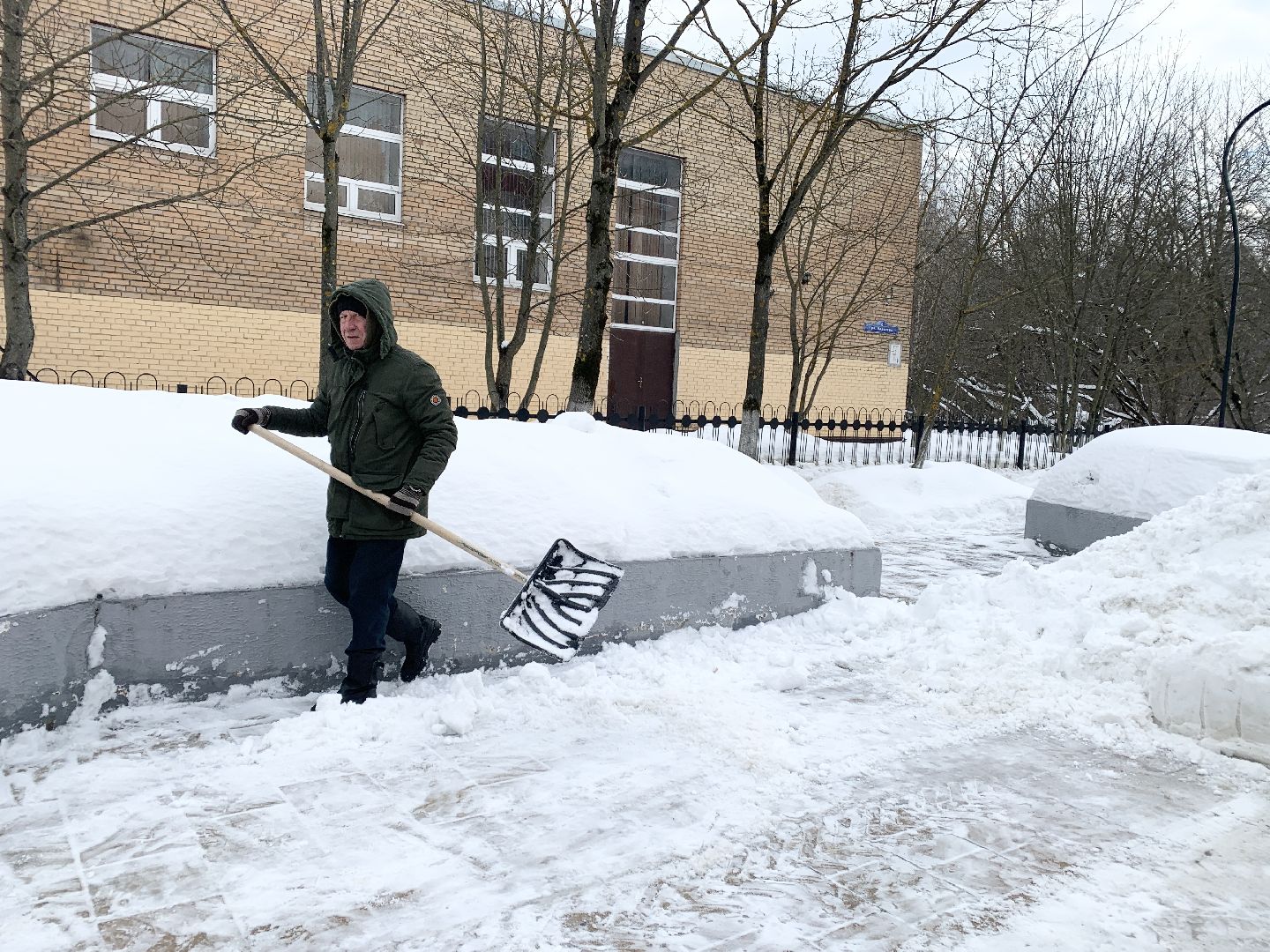 Балашиха, Подмосковье, уборка дворов, снег и наледь,