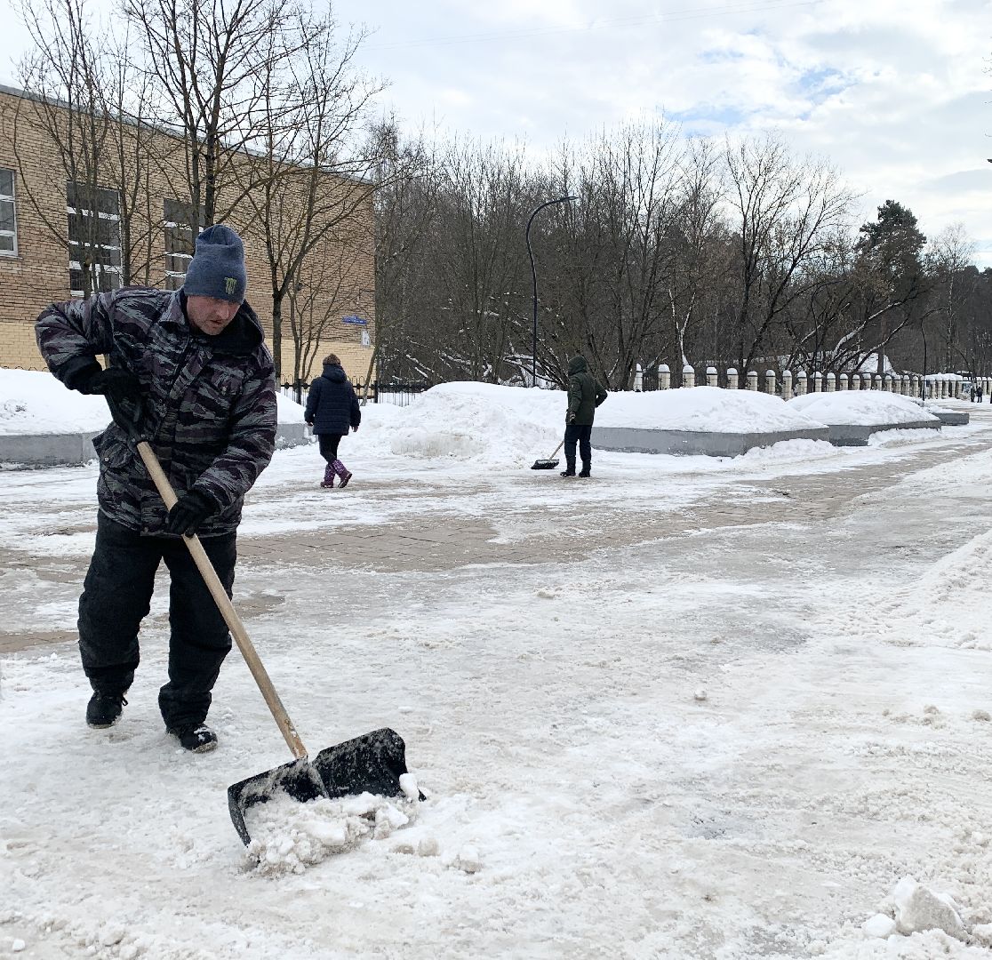 Балашиха, Подмосковье, уборка дворов, снег и наледь,