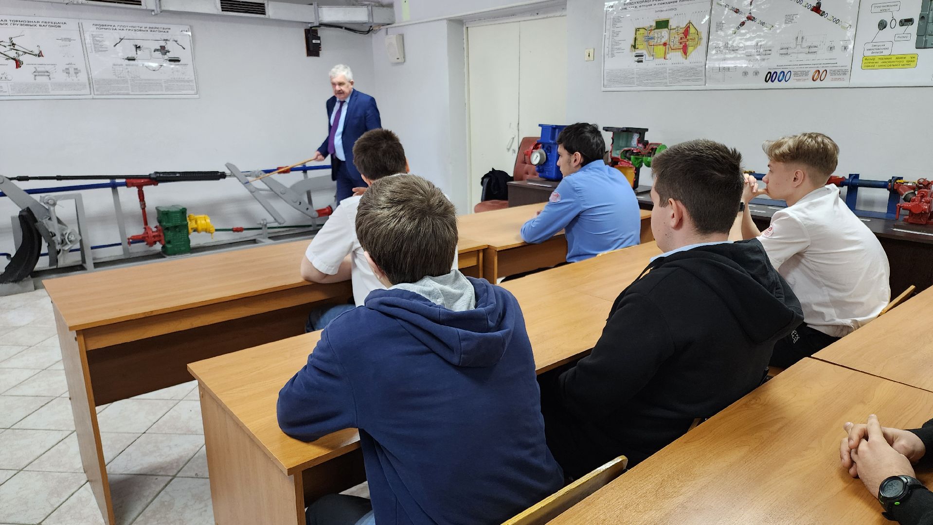 кашира, ожерелье, ожерельевский железнодорожный колледж, автотормоза, пневматормоза, подвижной состав, студенты, практические занятия,