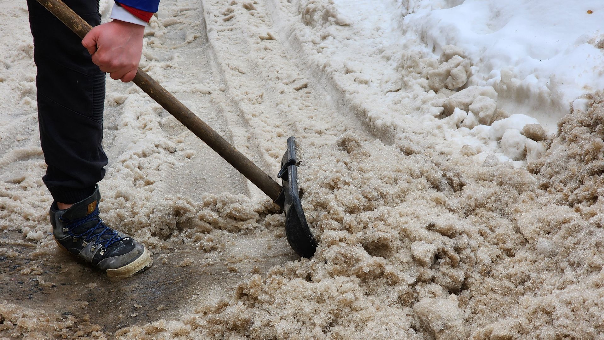 уборка снега, чистка дворов,