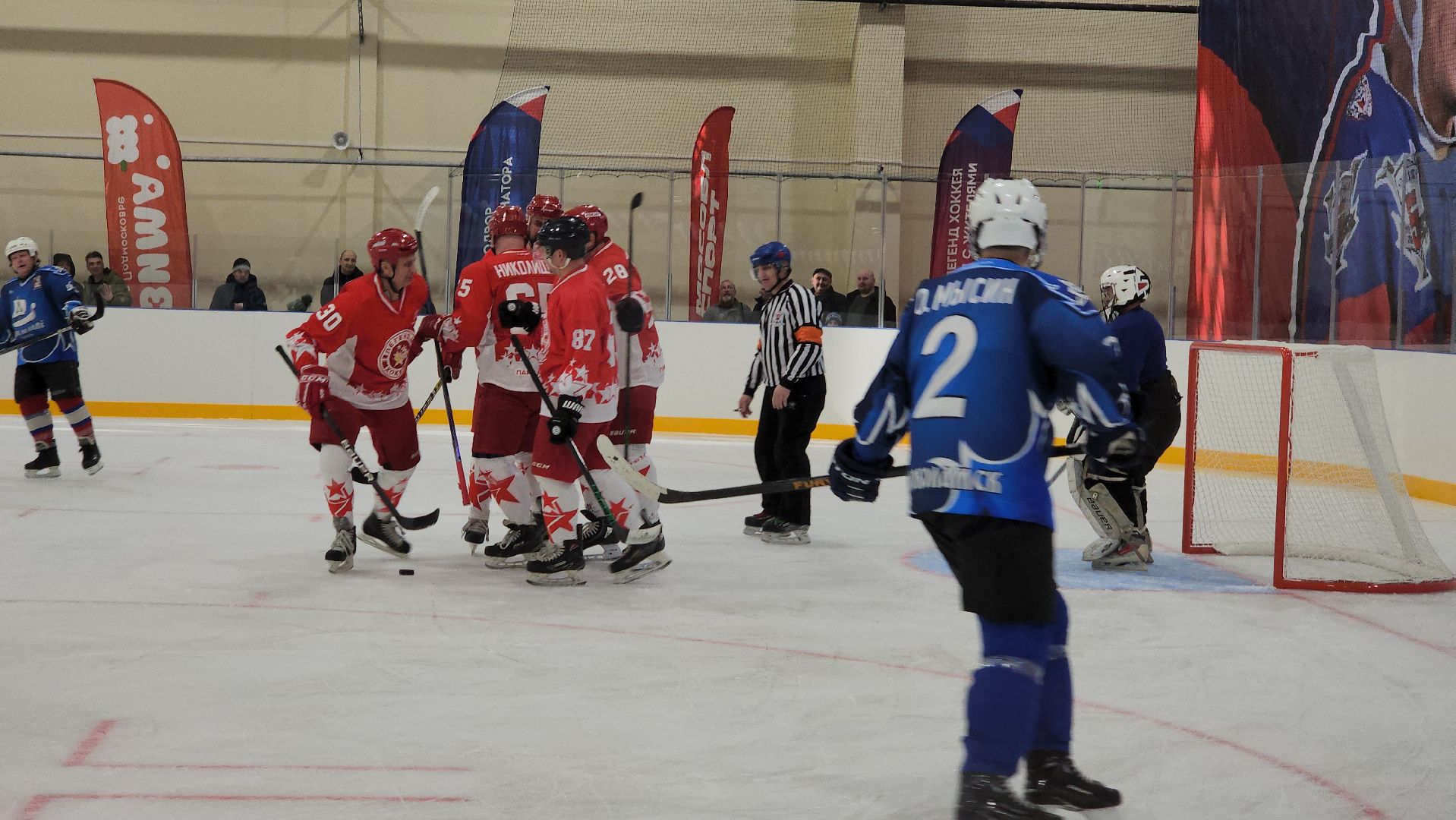 волоколамск, спорт, спорт в подмосковье, спорт подмосковья, хоккей, хоккеисты, программа губернатора, матч легенд, выходи во двор,