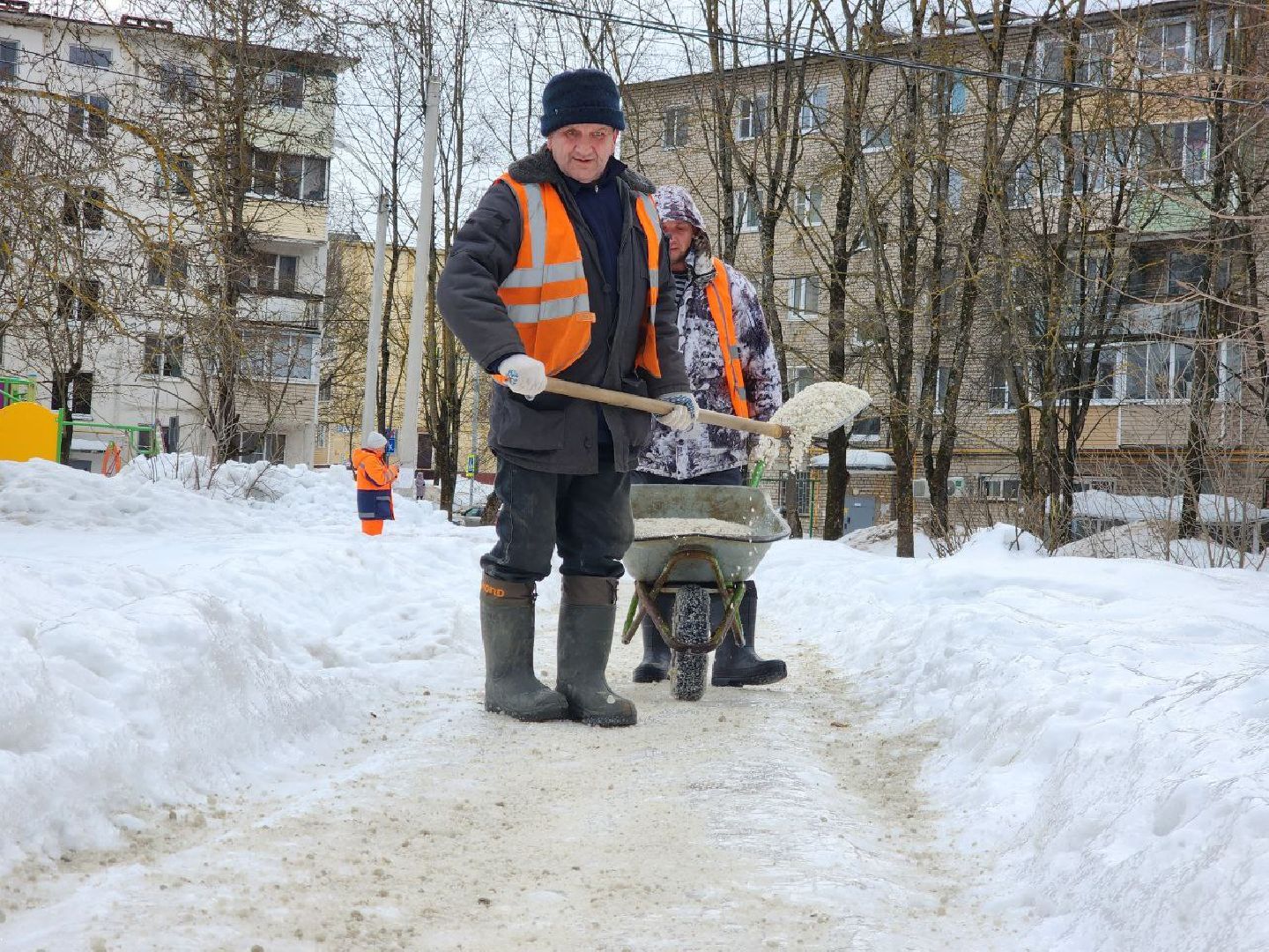можайск, можайский городской округ, подмосковье, коммунальные службы, лед, наледь, уборка территории, дорожные службы,