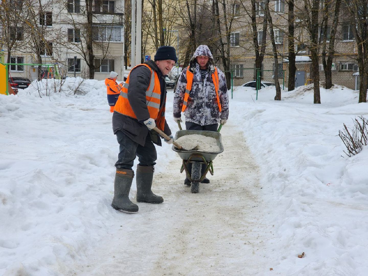 можайск, можайский городской округ, подмосковье, коммунальные службы, лед, наледь, уборка территории, дорожные службы,