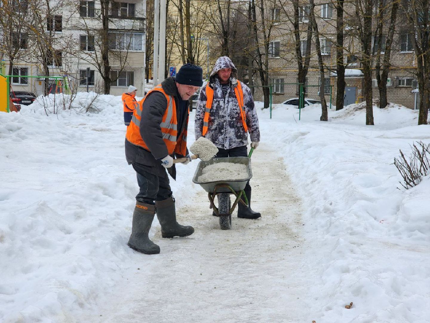 можайск, можайский городской округ, подмосковье, коммунальные службы, лед, наледь, уборка территории, дорожные службы,