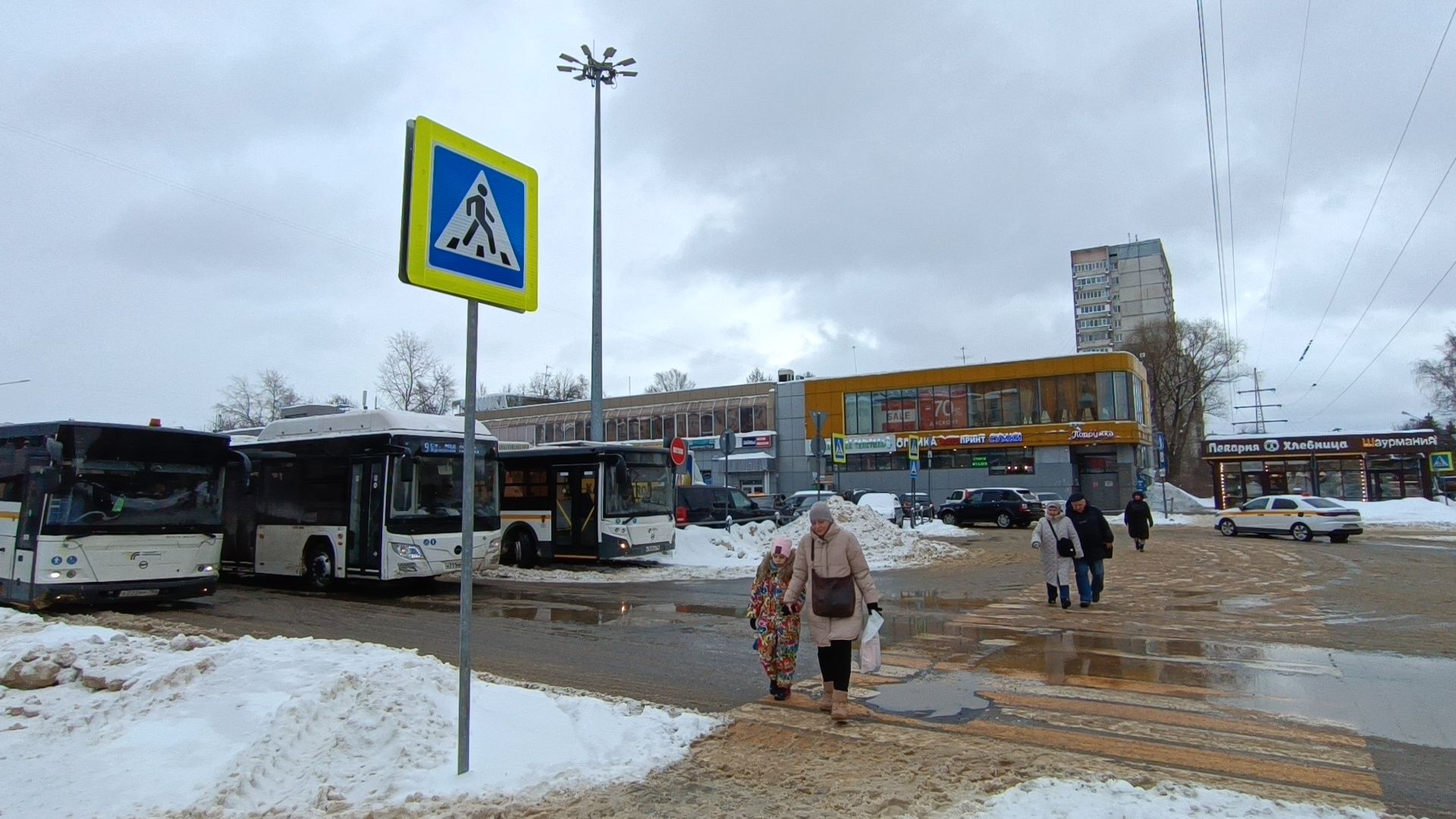 Лобня, дороги, дворы, автомобили,