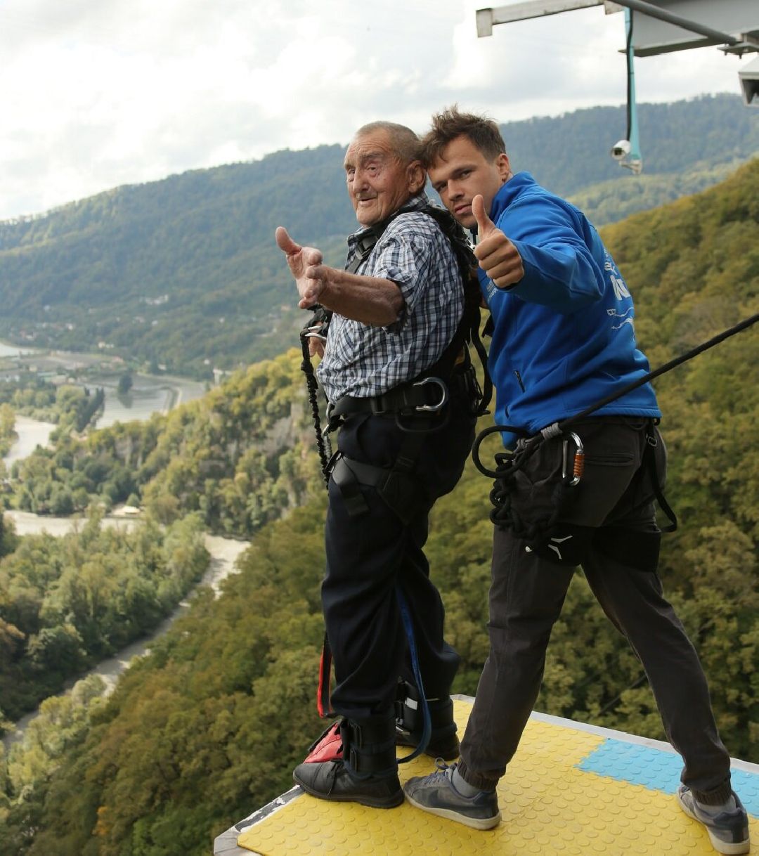 Сочи, банджи-прыжки, пенсионер-экстремал