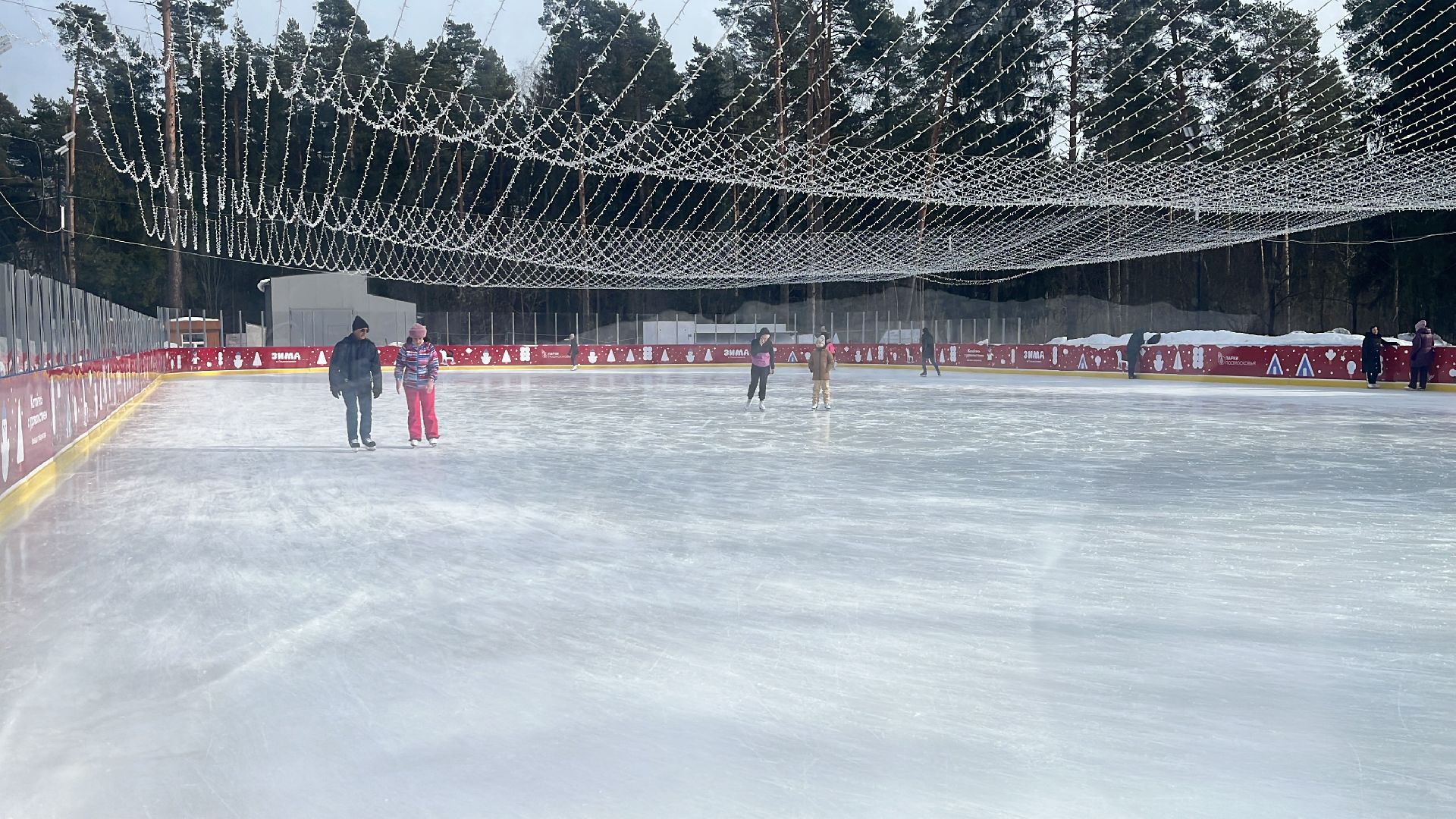 каток в парке, пестовский парк, балашиха, катание в парке,