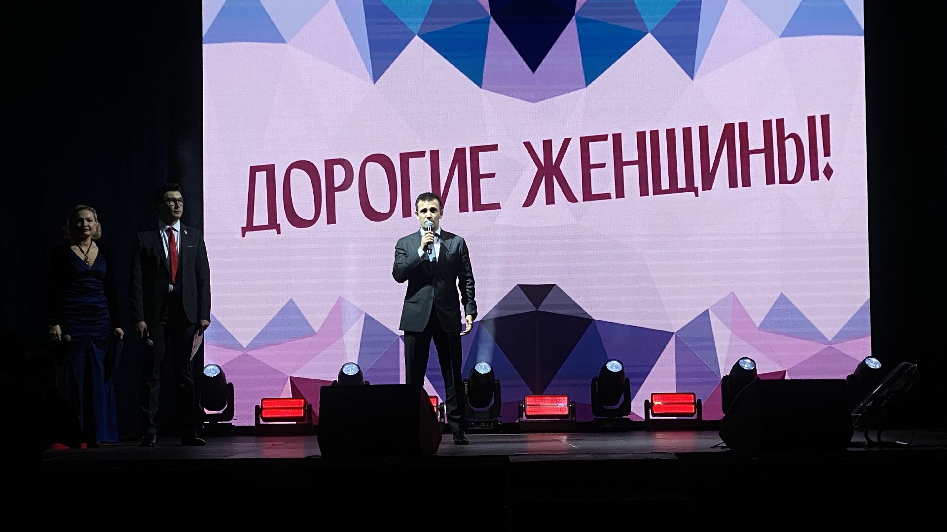 международный женский день, Денис Майданов, Дворец спорта, семьи участников сво, глава ленинского городского округа,