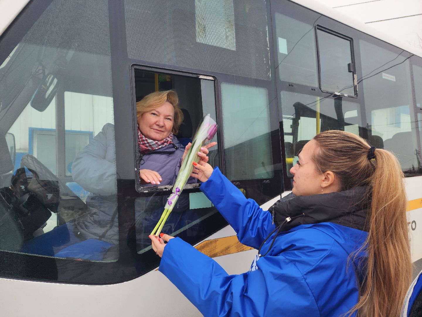 воскресенск, 8 марта, женщины, автобусы,