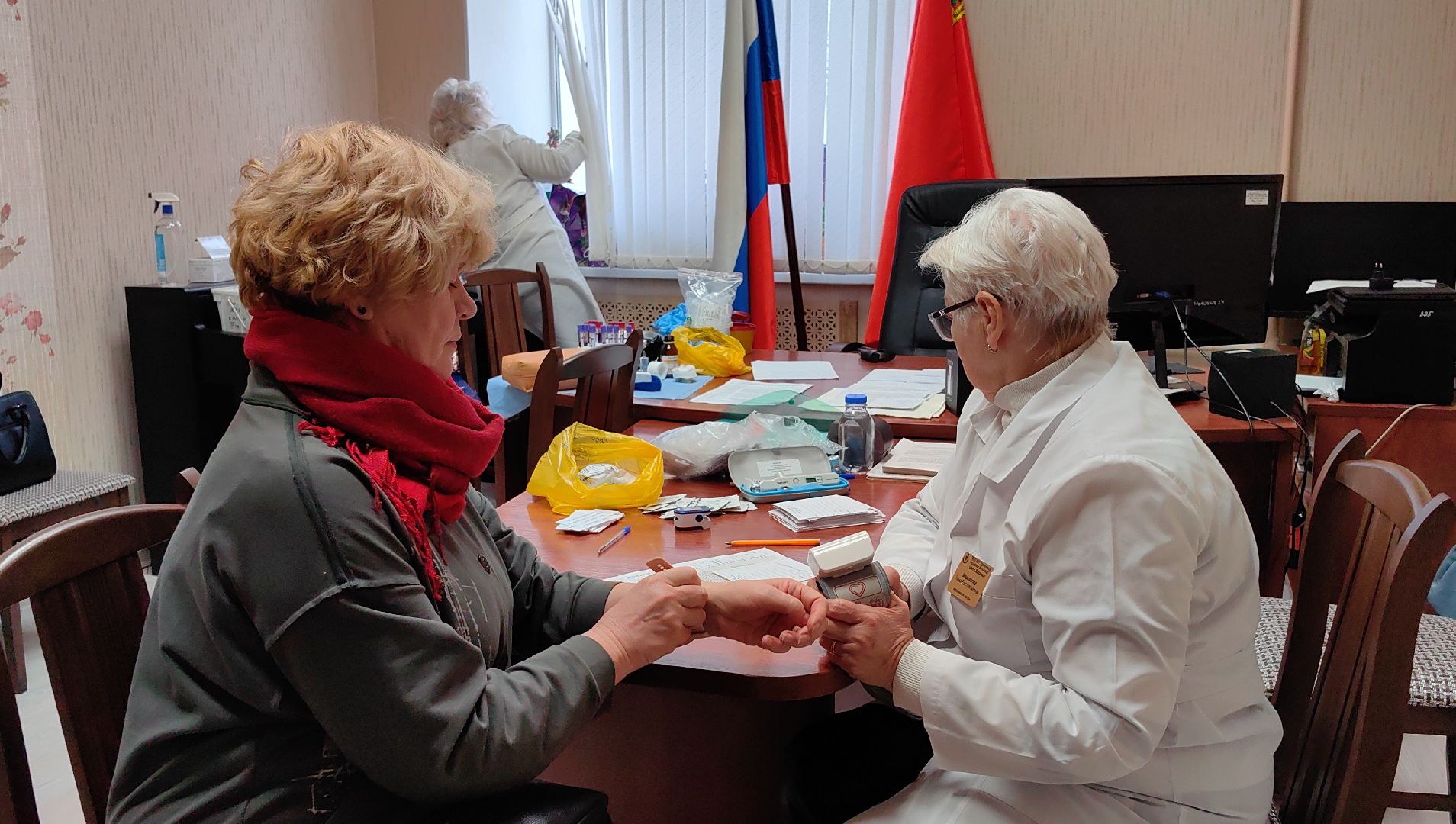 сотрудники, выездная обследование, анализ крови, давление,