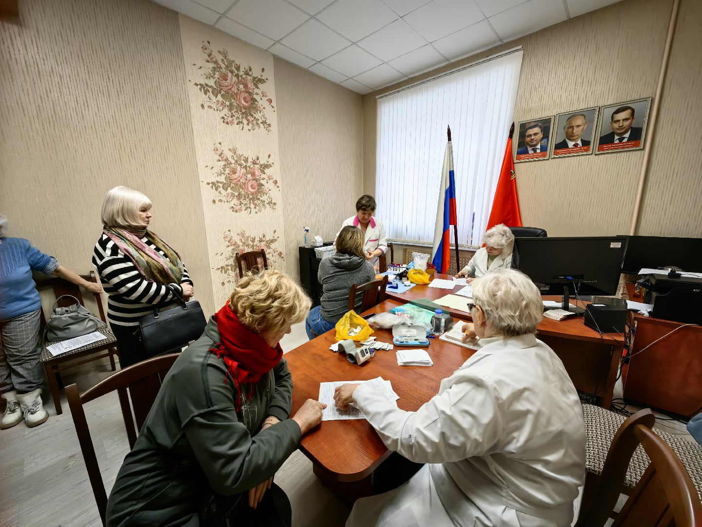 сотрудники, выездная обследование, анализ крови, давление,