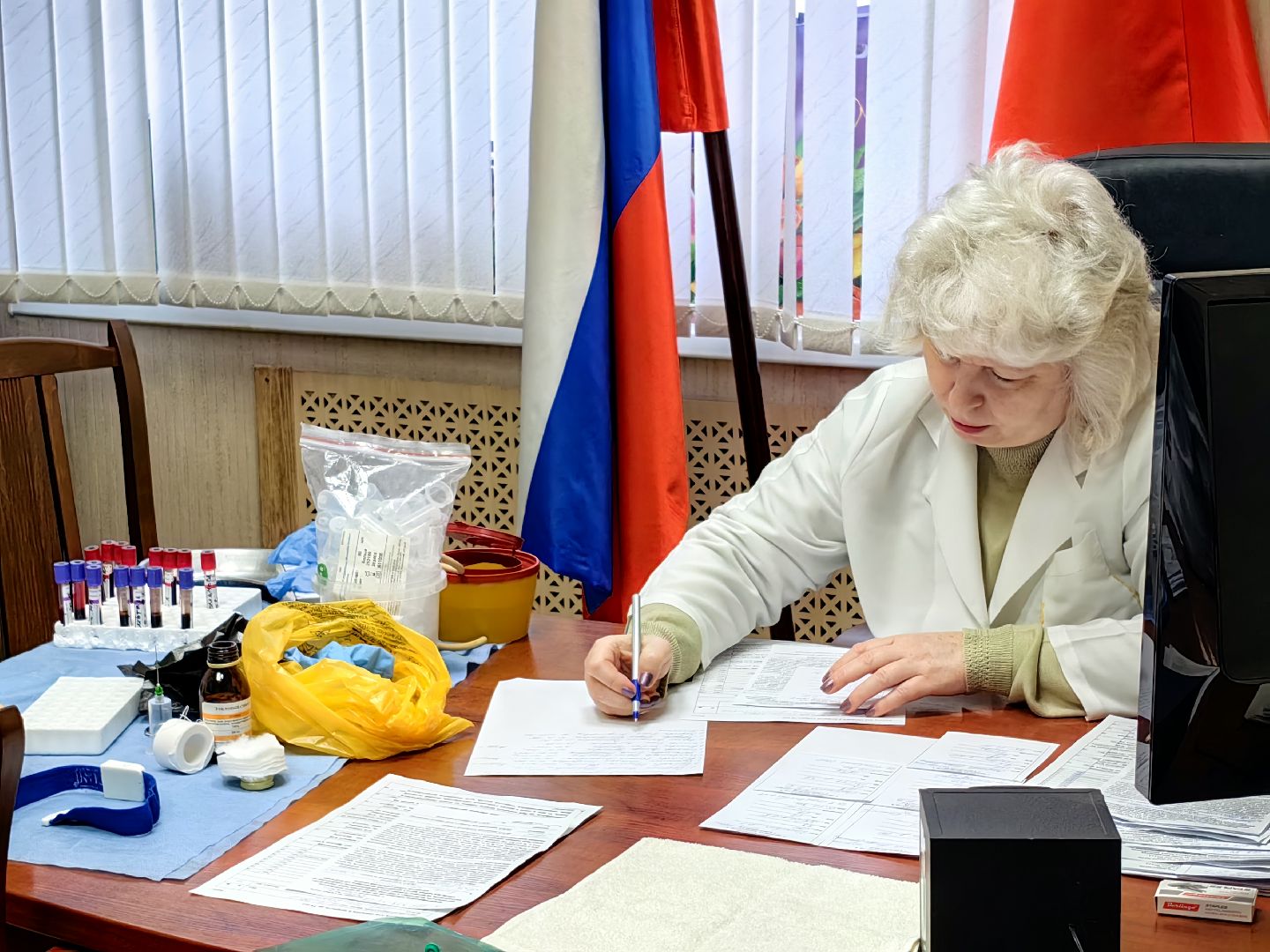 сотрудники, выездная обследование, анализ крови, давление,