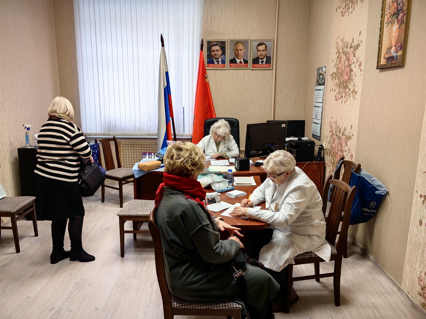 сотрудники, выездная обследование, анализ крови, давление,