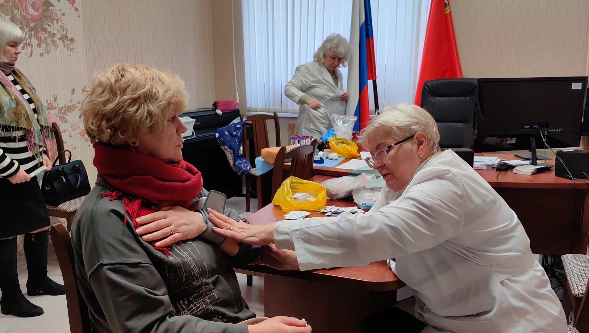 сотрудники, выездная обследование, анализ крови, давление,