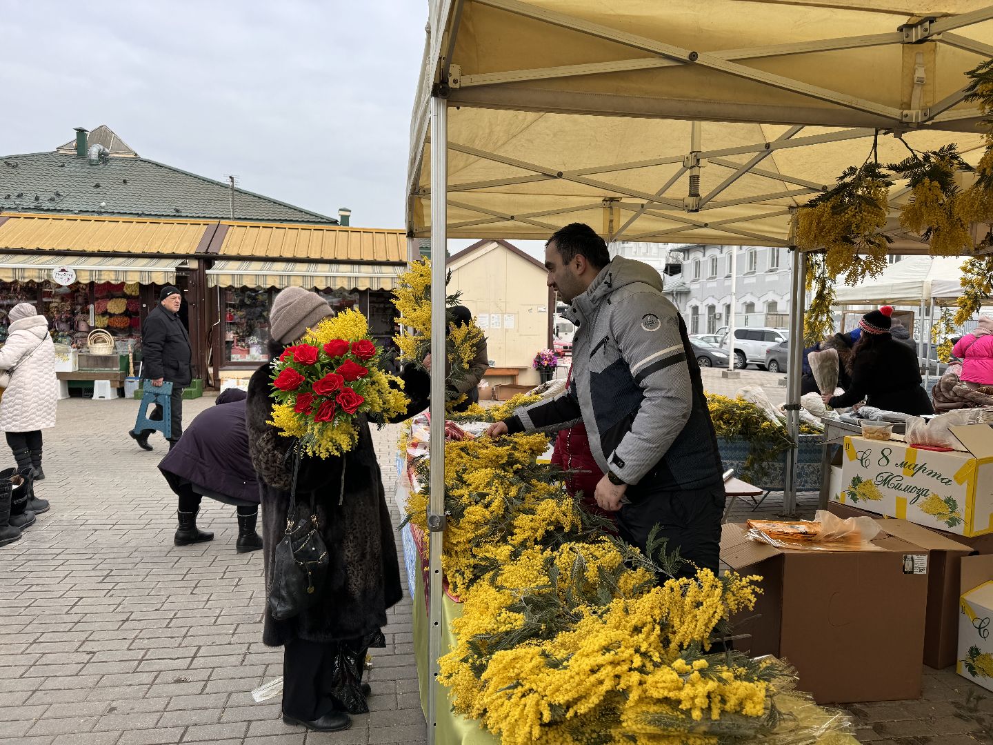 Одинцово, Цветочный базар, 8 марта,
