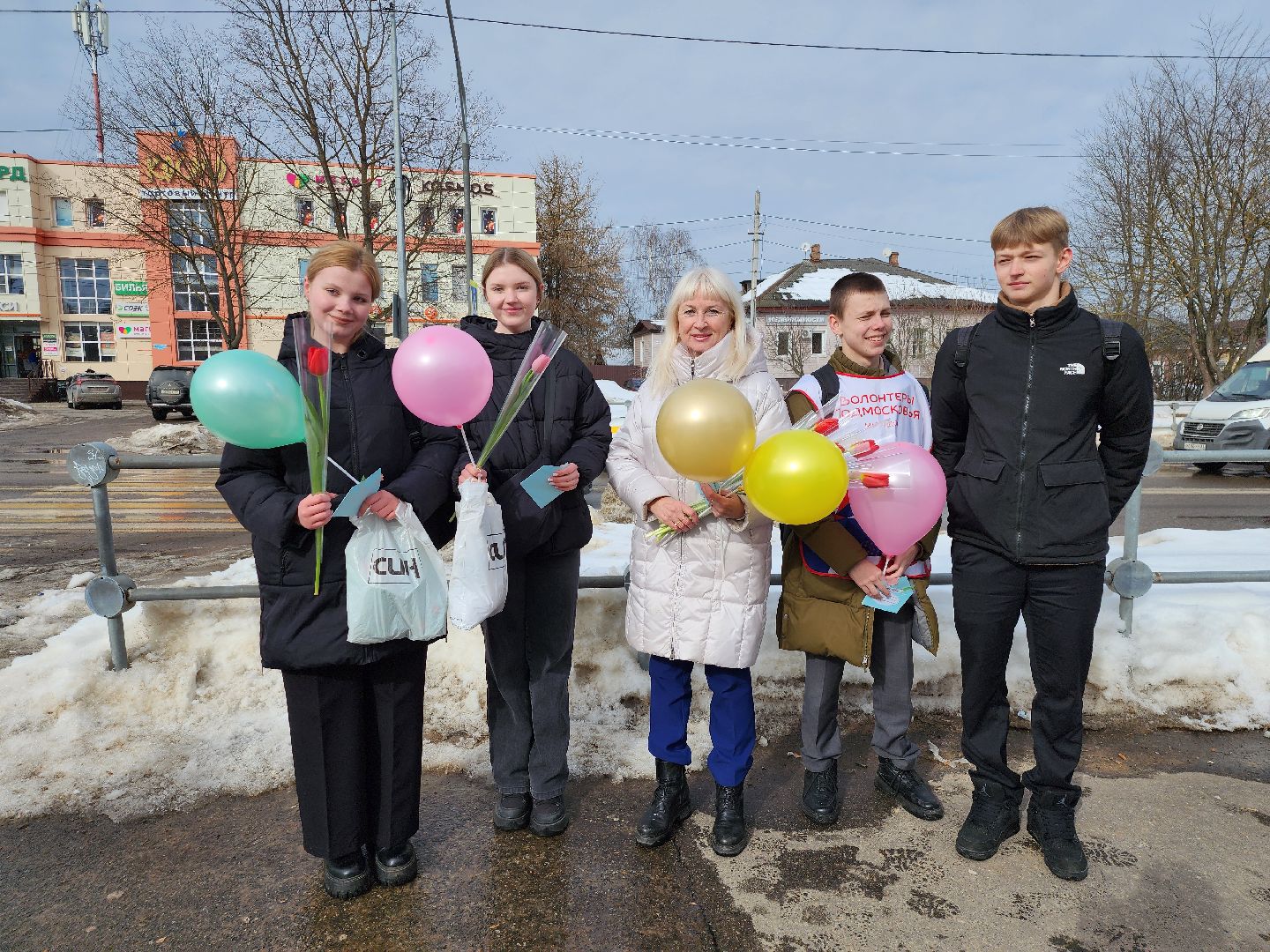 серпухов, подмосковье, 8 марта, акция, вручают цветы,