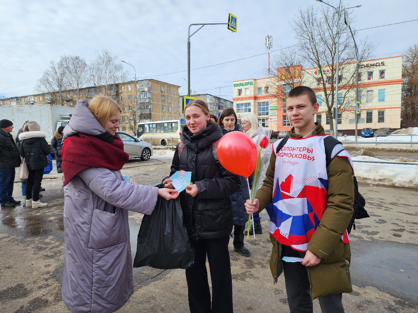 серпухов, подмосковье, 8 марта, акция, вручают цветы,