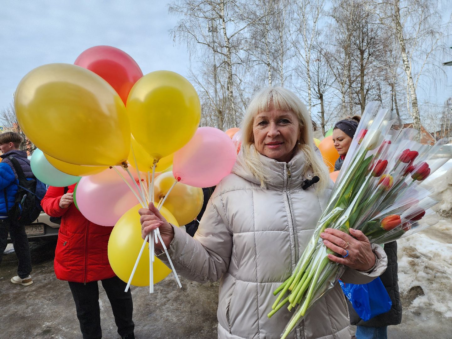 серпухов, подмосковье, 8 марта, акция, вручают цветы,