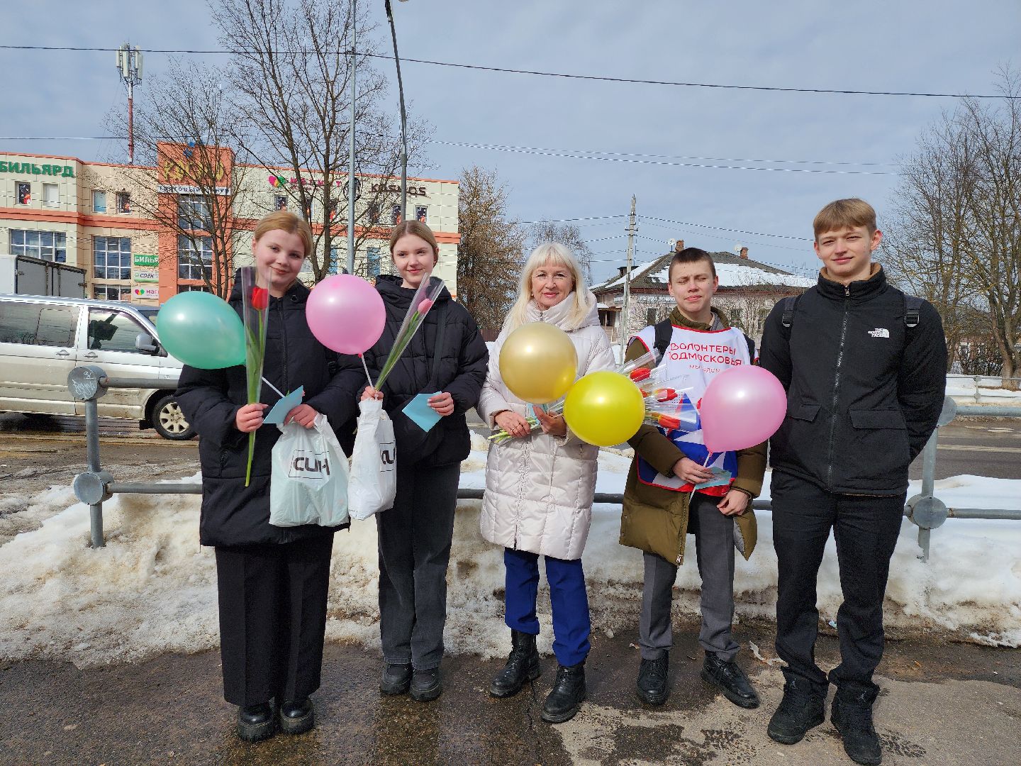 серпухов, подмосковье, 8 марта, акция, вручают цветы,