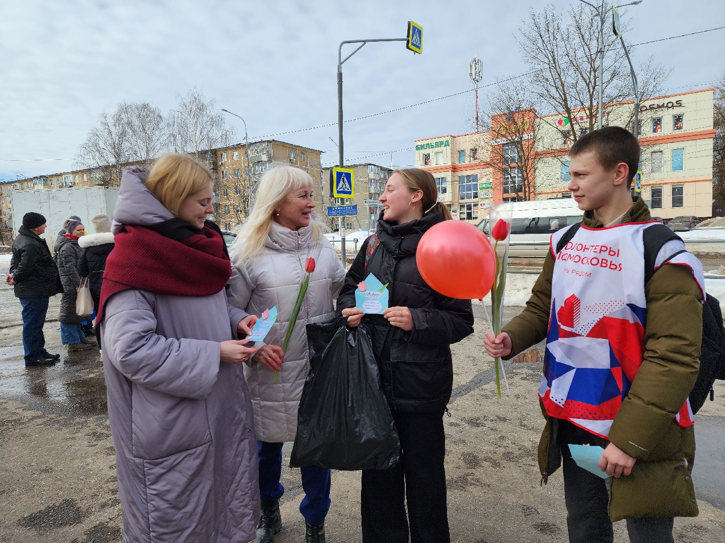 серпухов, подмосковье, 8 марта, акция, вручают цветы,