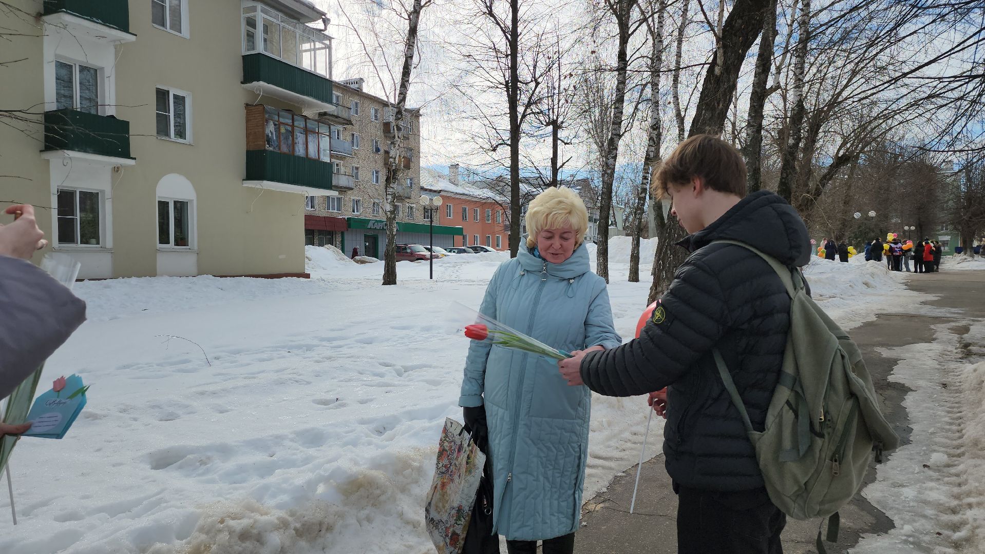 серпухов, подмосковье, 8 марта, акция, вручают цветы,