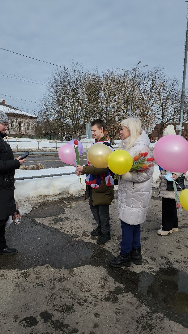 серпухов, подмосковье, 8 марта, акция, вручают цветы,