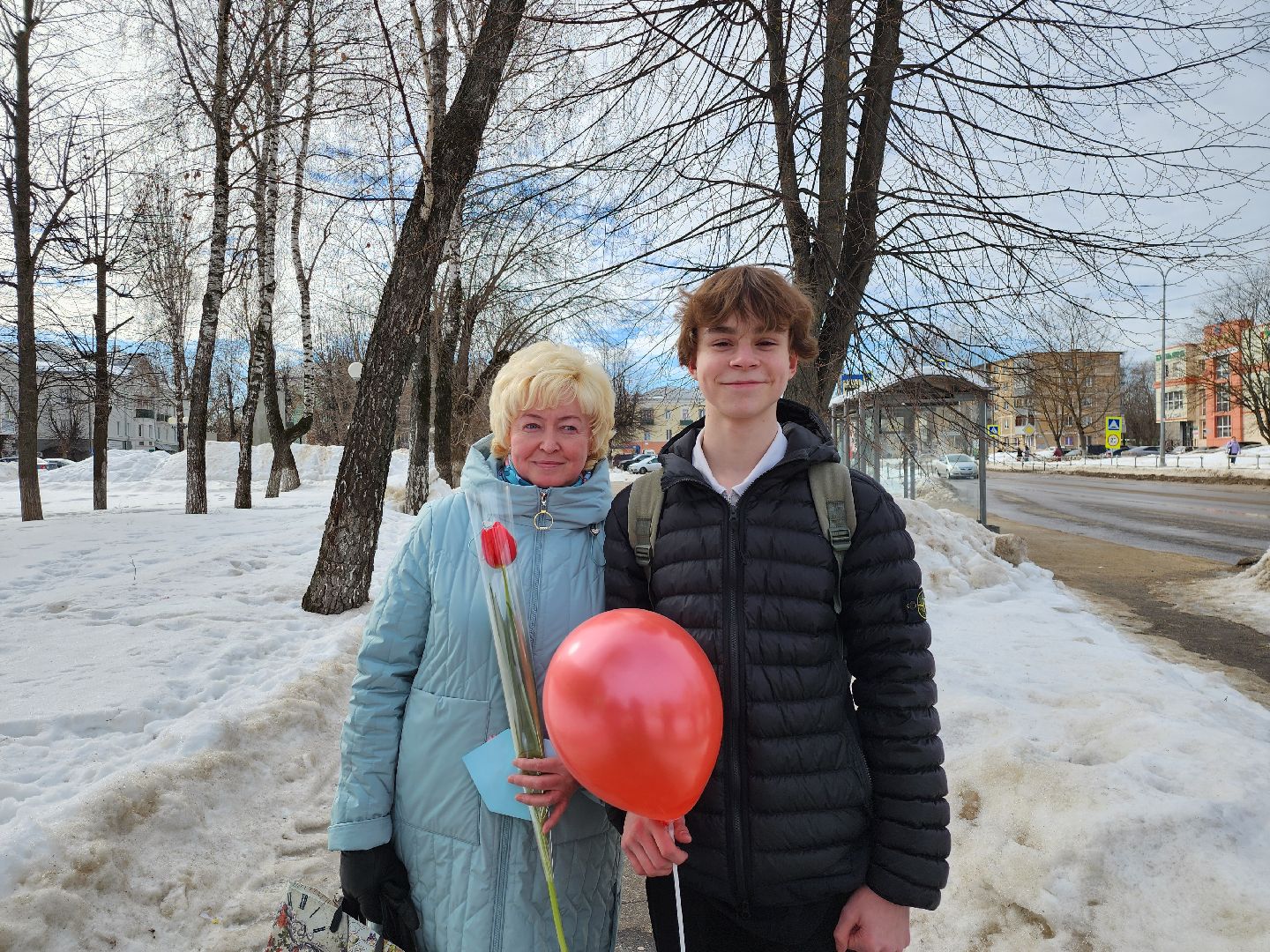 серпухов, подмосковье, 8 марта, акция, вручают цветы,
