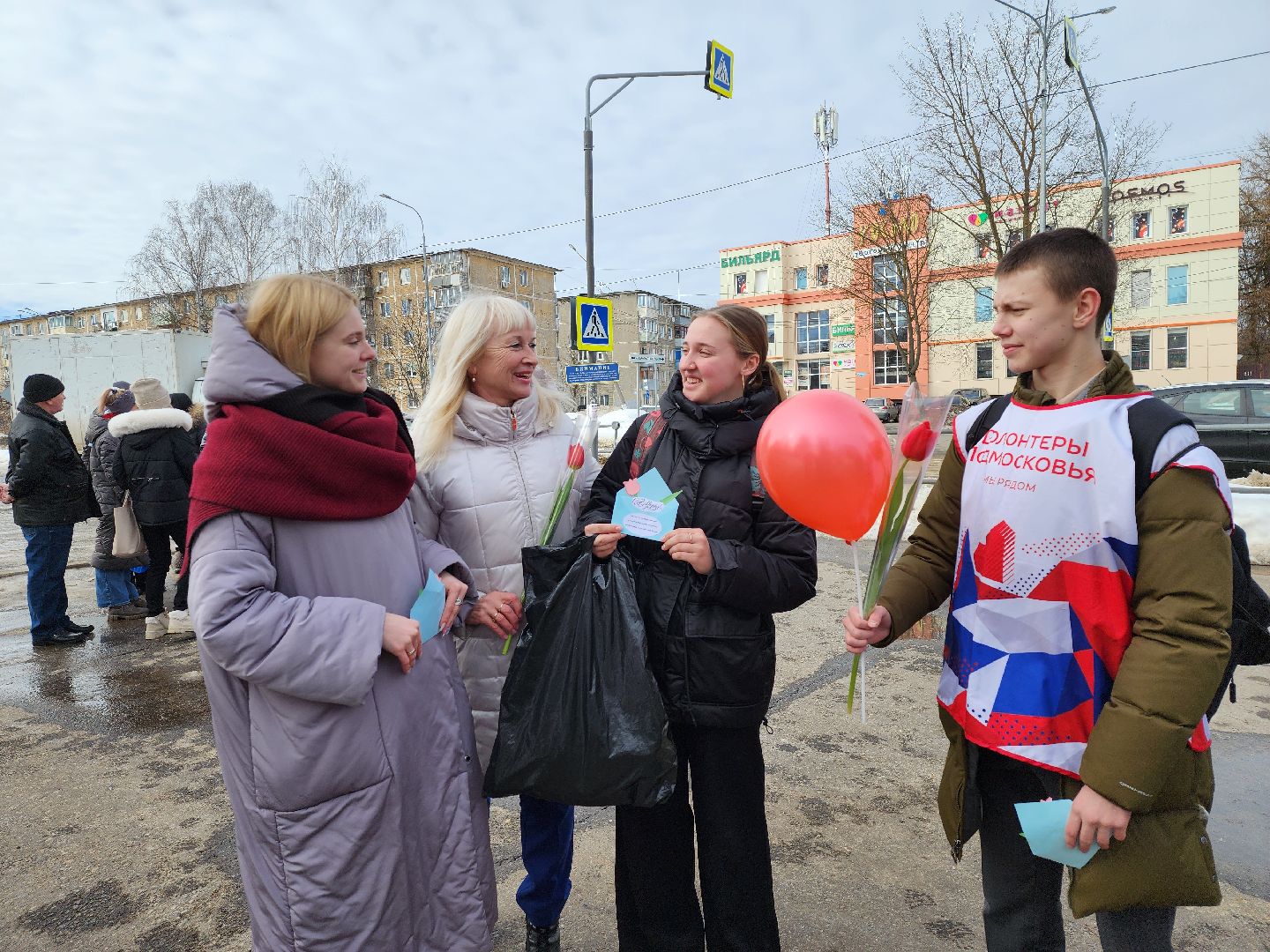 серпухов, подмосковье, 8 марта, акция, вручают цветы,