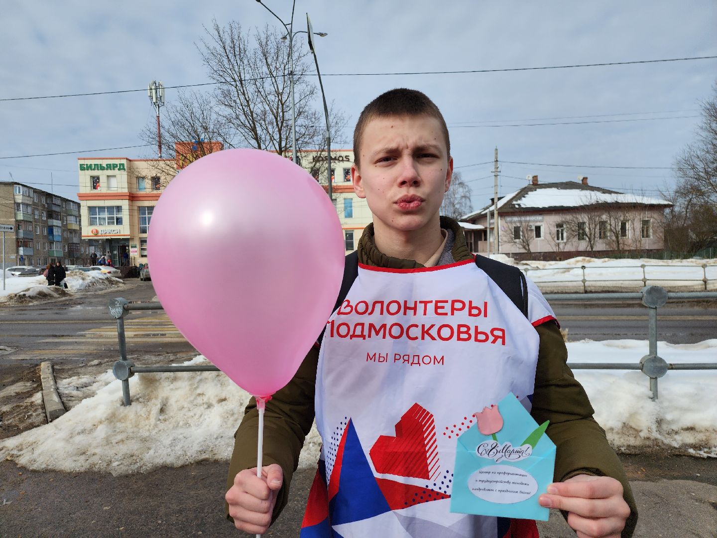 серпухов, подмосковье, 8 марта, акция, вручают цветы,