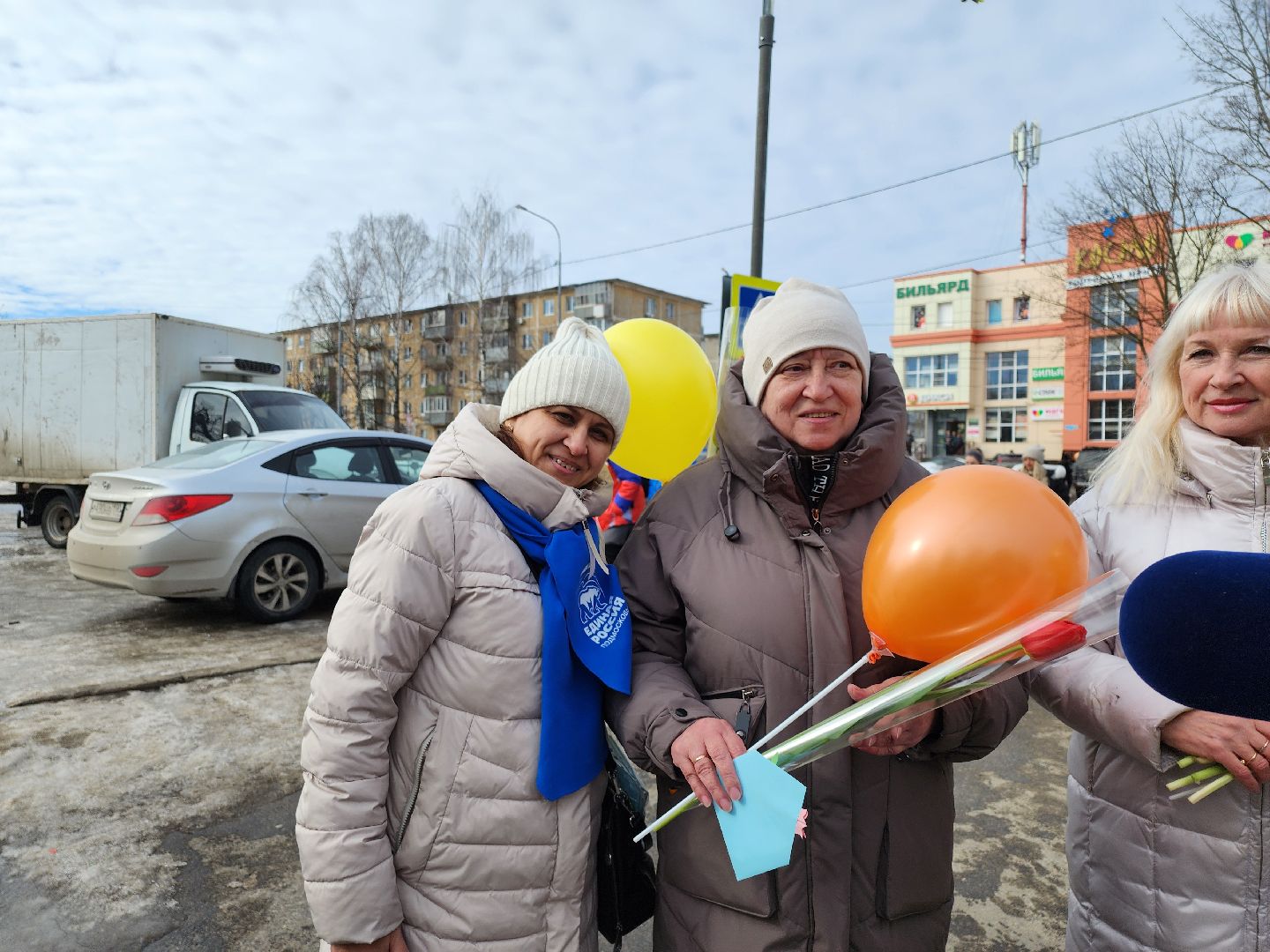 серпухов, подмосковье, 8 марта, акция, вручают цветы,