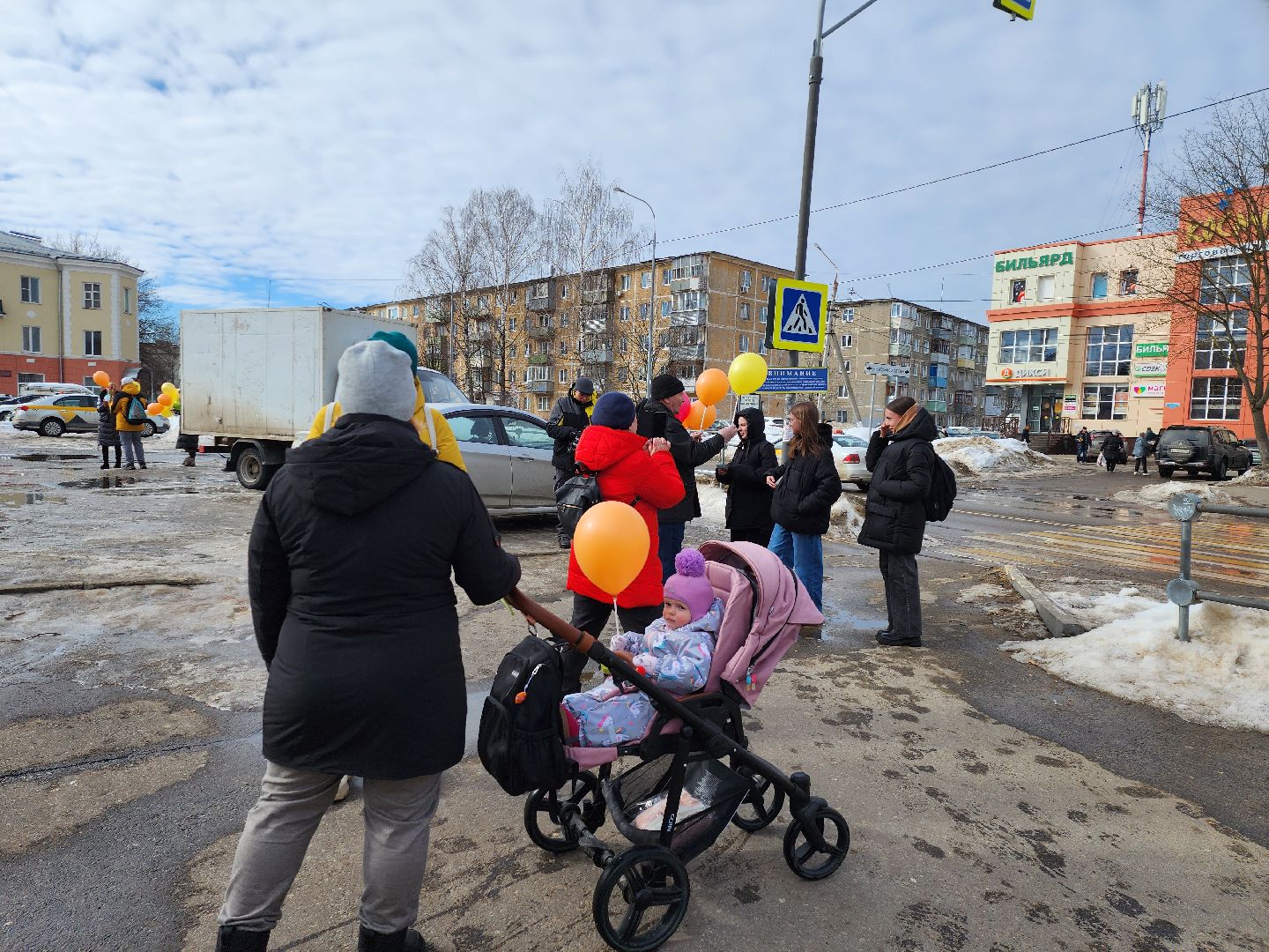 серпухов, подмосковье, 8 марта, акция, вручают цветы,