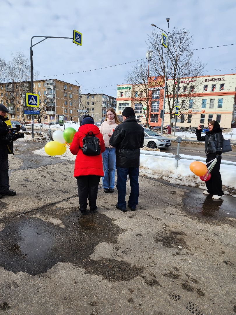 серпухов, подмосковье, 8 марта, акция, вручают цветы,